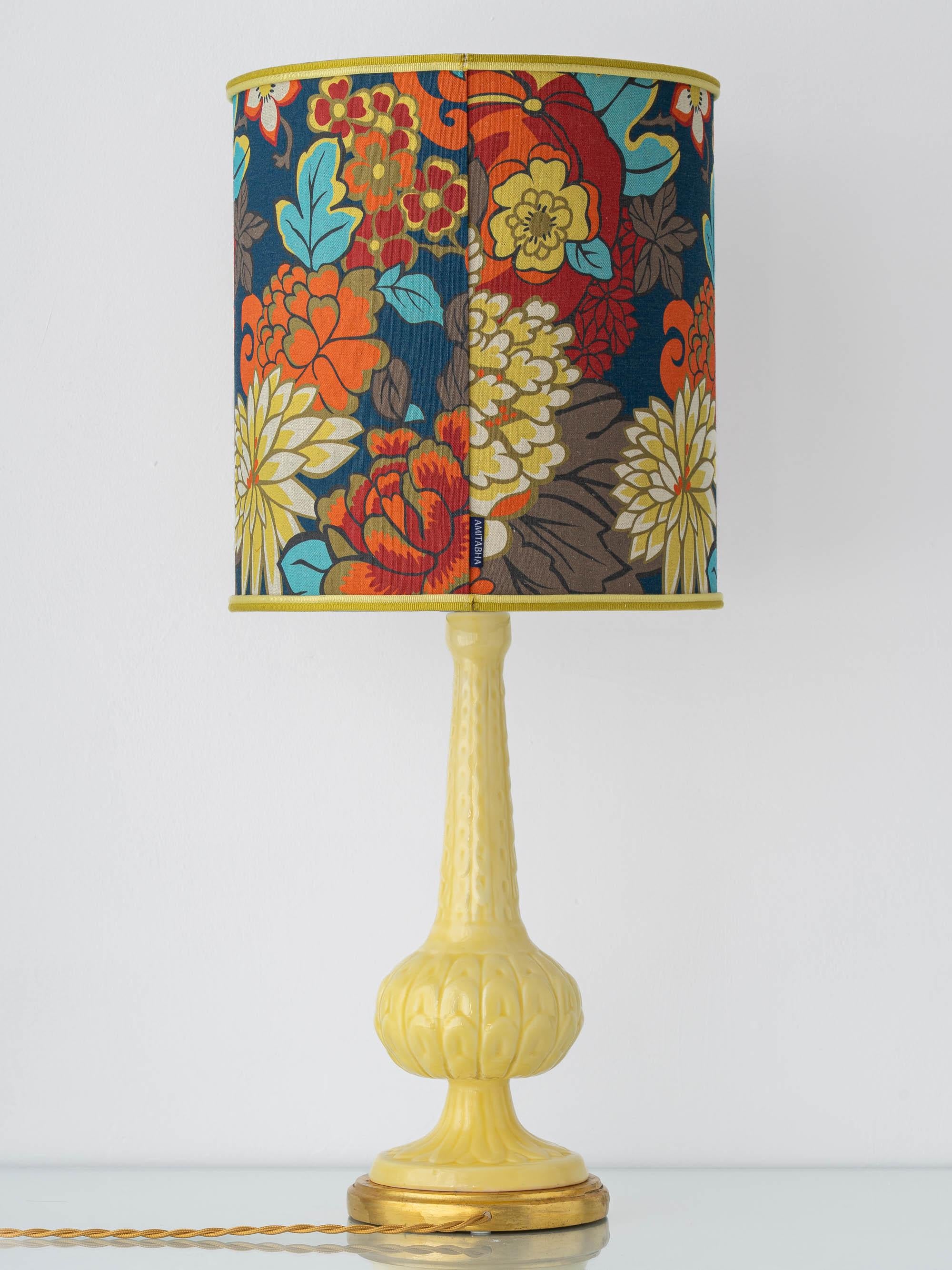 Vernissé Lampe de table espagnole du milieu du siècle en céramique jaune Manises, abat-jour London Lamps en vente
