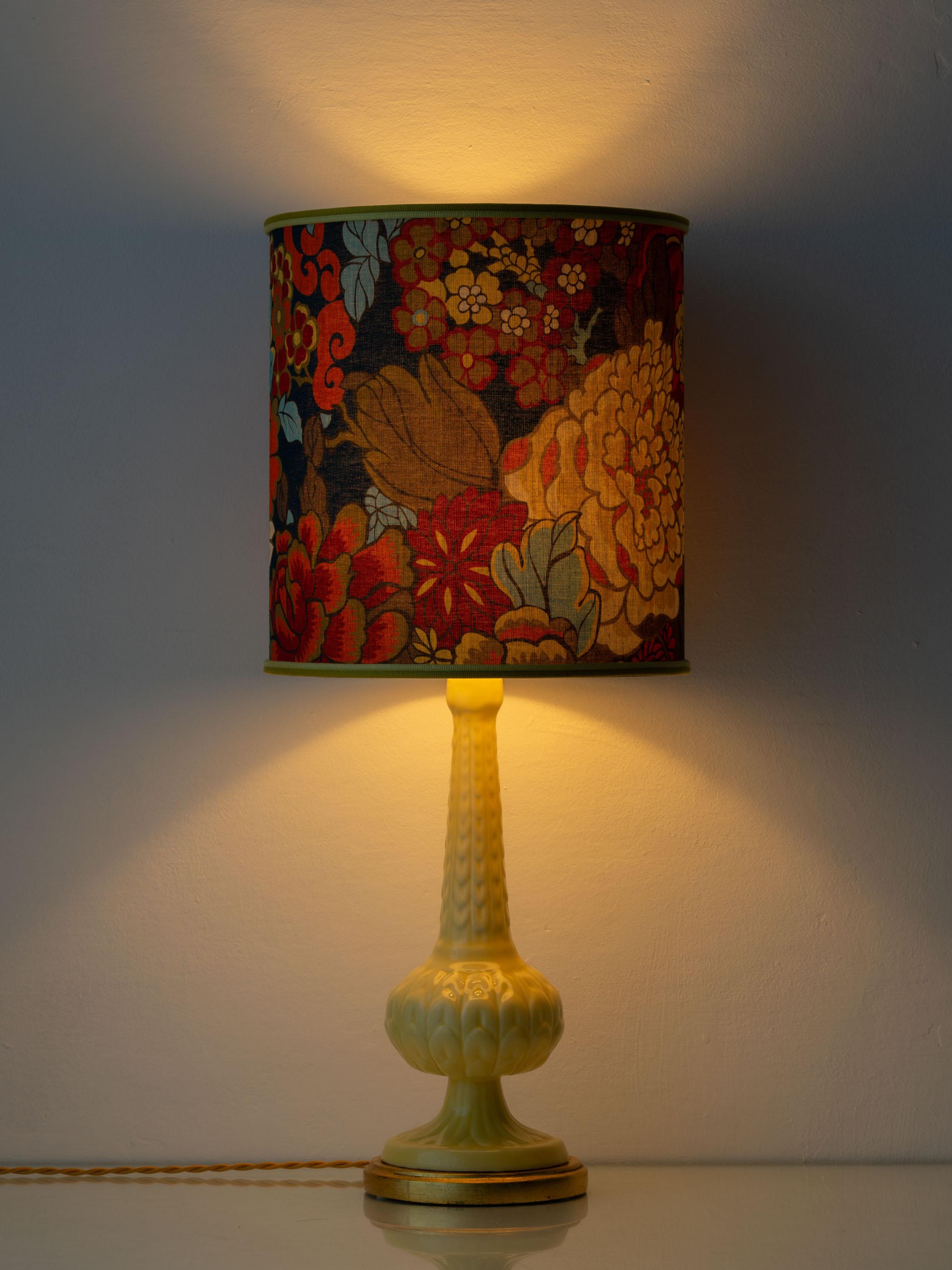 Espagnol Lampe de table espagnole du milieu du siècle en céramique jaune Manises, abat-jour London Lamps en vente