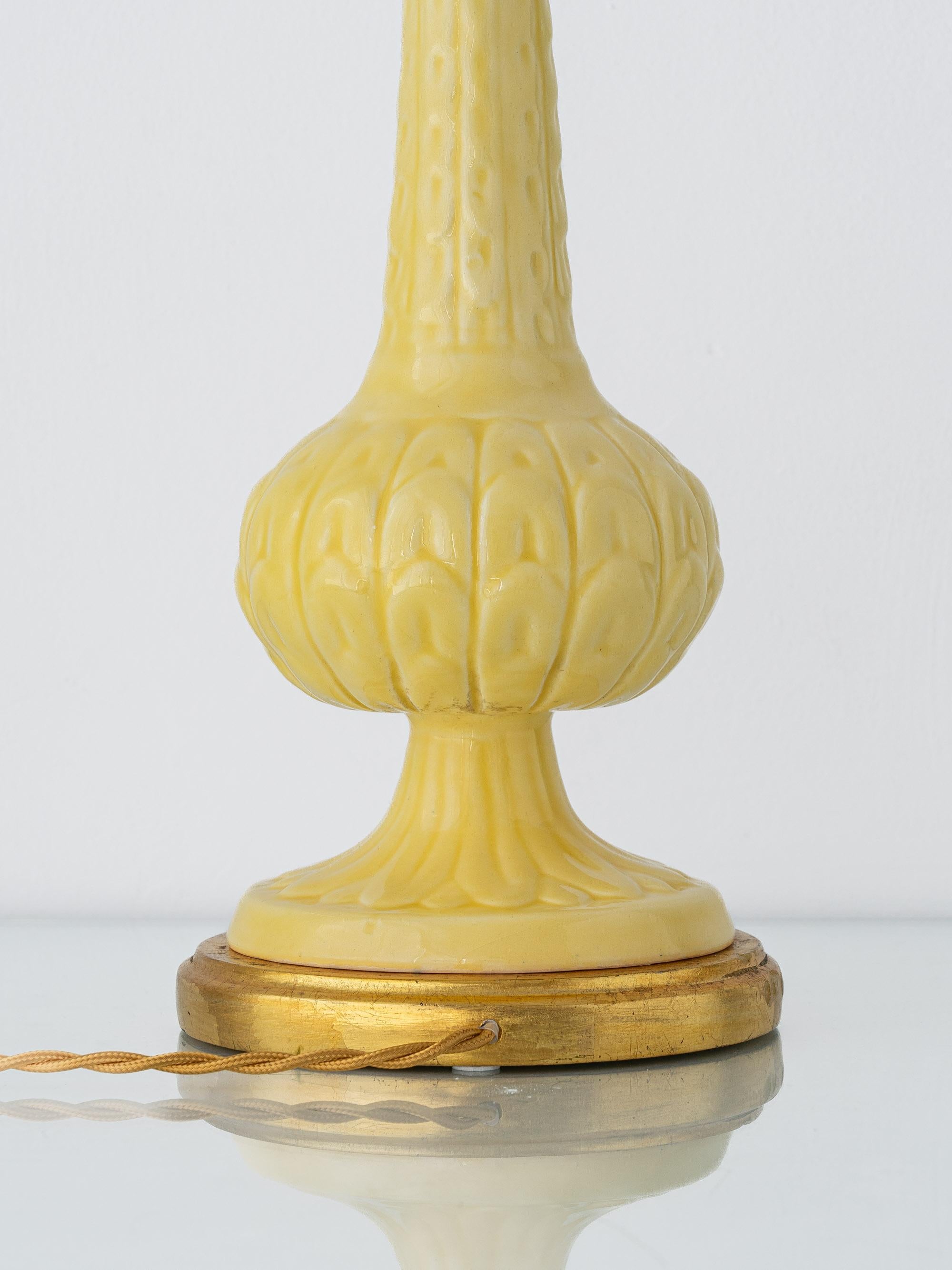 Lampe de table espagnole du milieu du siècle en céramique jaune Manises, abat-jour London Lamps Bon état - En vente à AMSTERDAM, NL