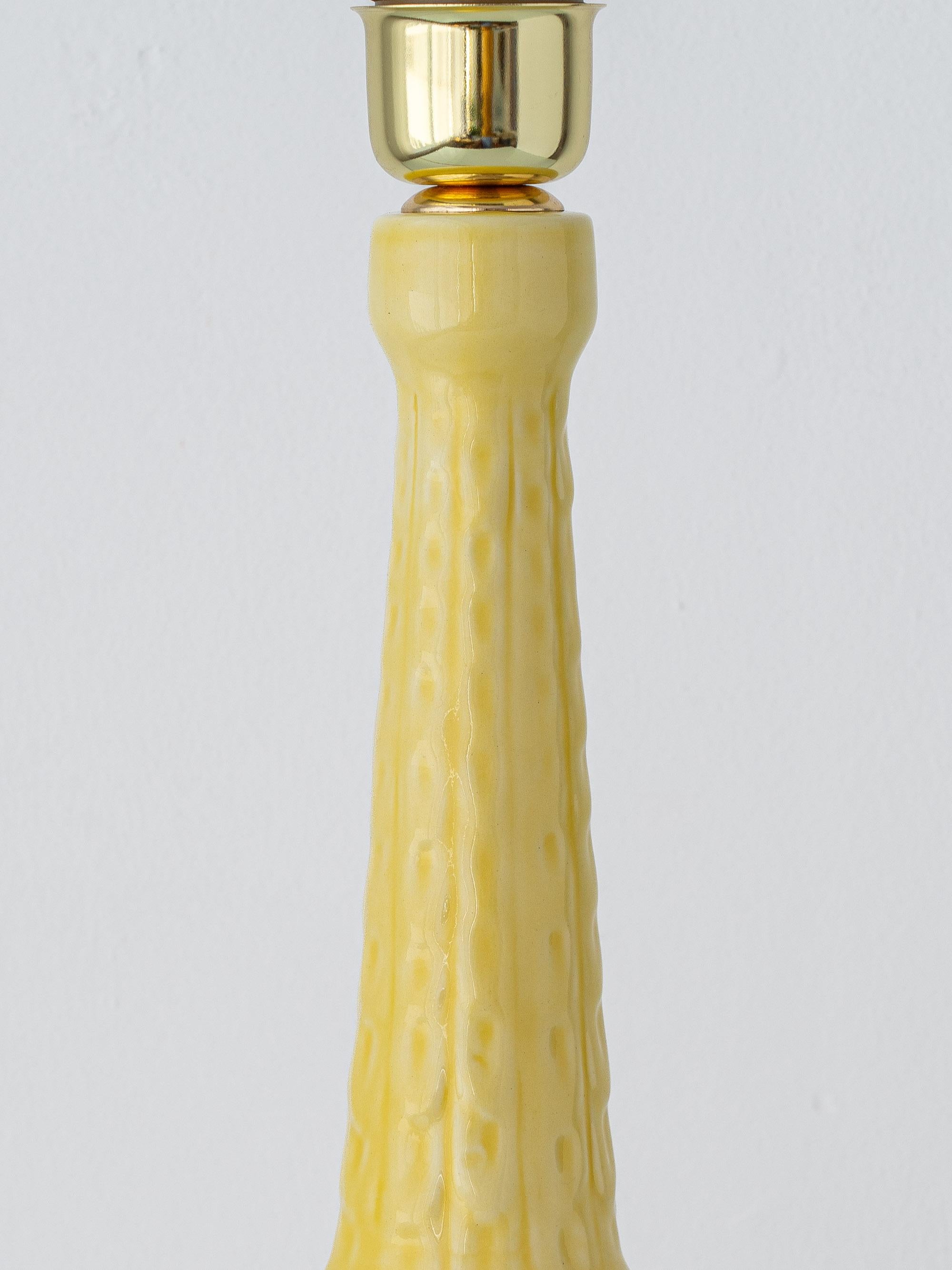20ième siècle Lampe de table espagnole du milieu du siècle en céramique jaune Manises, abat-jour London Lamps en vente
