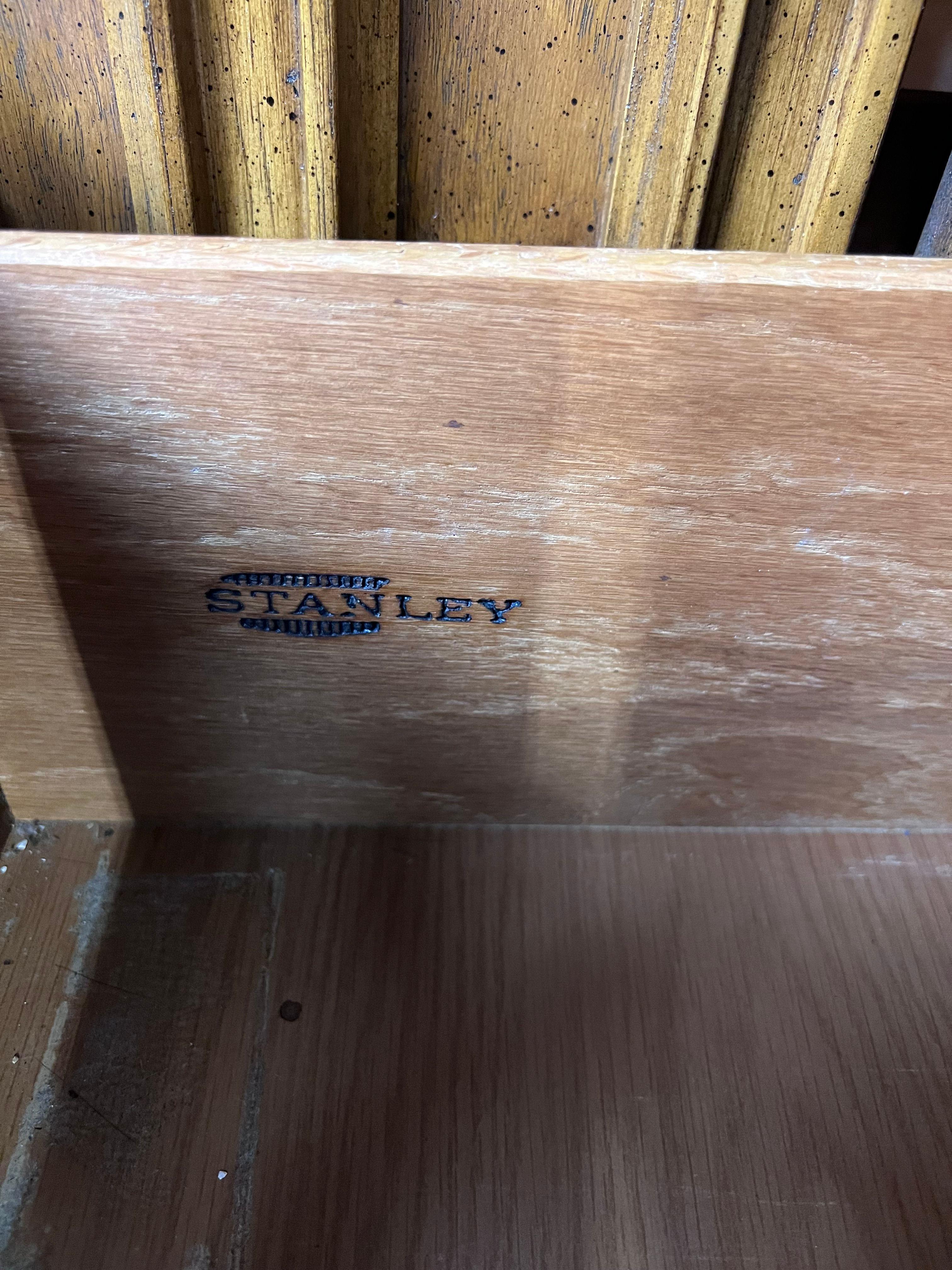 Mid Century Spanish Revival Lowboy 9 Schubladen Kommode im Zustand „Hervorragend“ im Angebot in Freehold, NJ