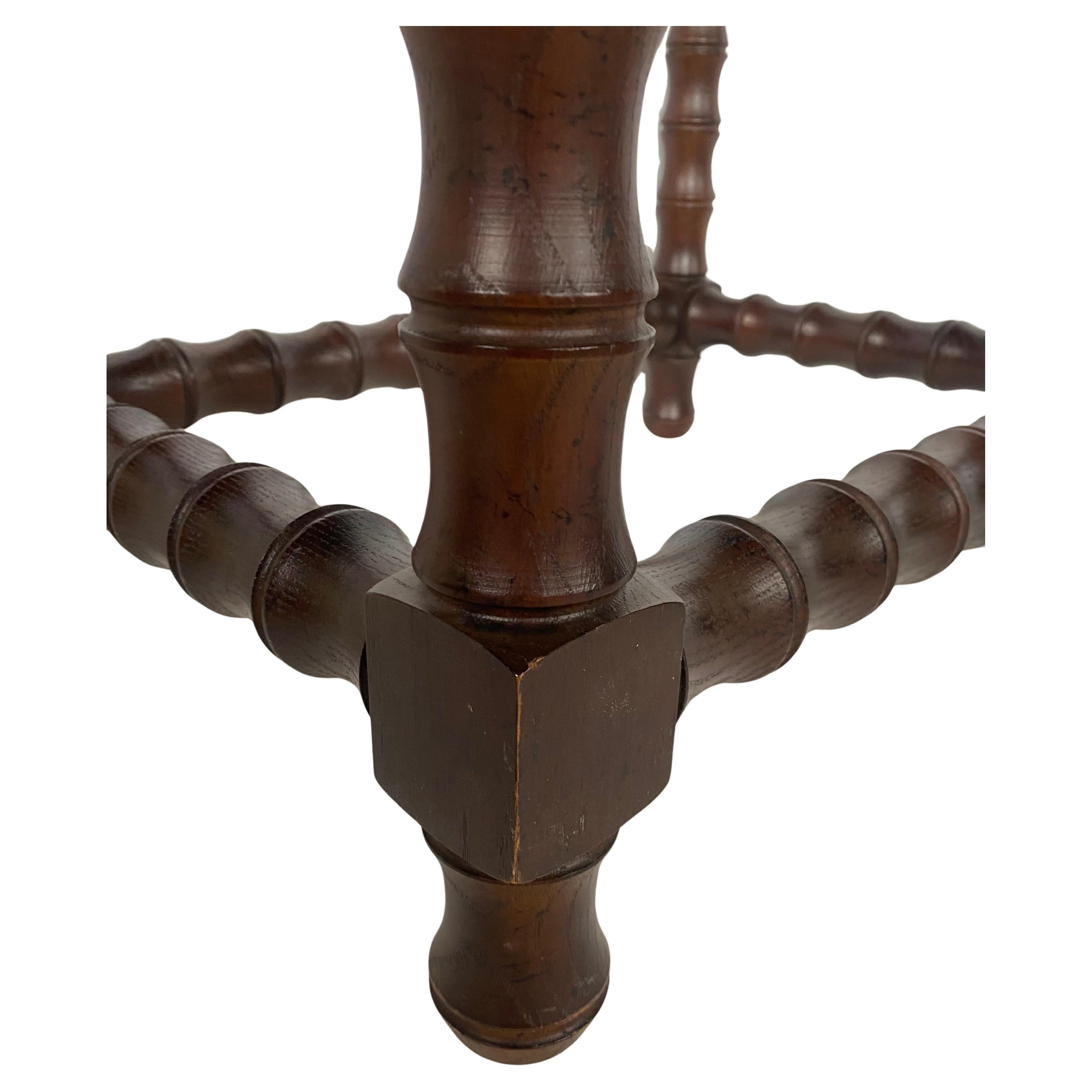 Paire de tables d'appoint en bois tourné et verre de style Jacobean en vente 4