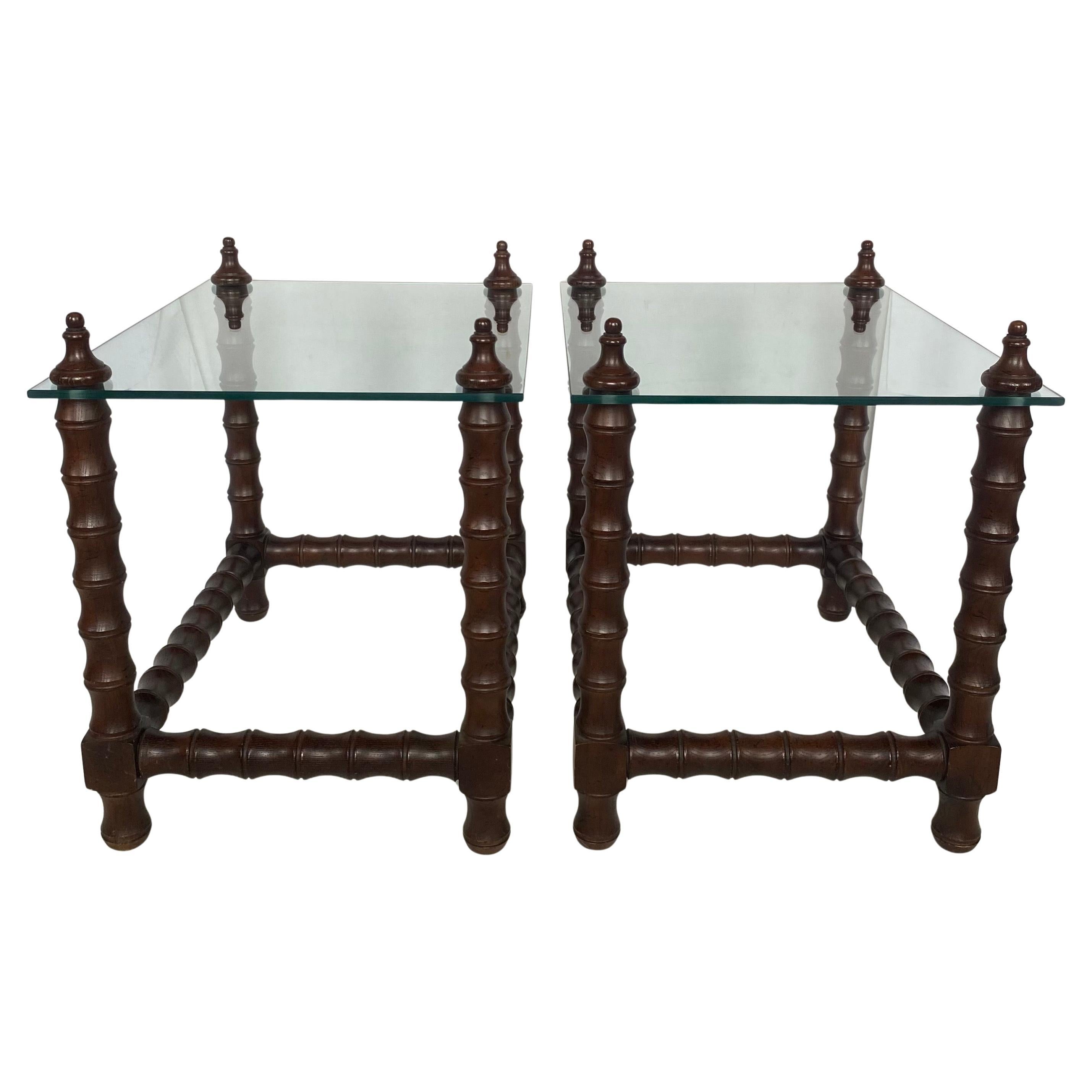 Magnifique paire de tables d'appoint en bois tourné et verre de style jacobéen ou néo-espagnol, milieu du 20e siècle. Ces tables d'appoint rectangulaires en forme de fuseau / bambou sont dotées d'épais plateaux en verre transparent avec des fleurons