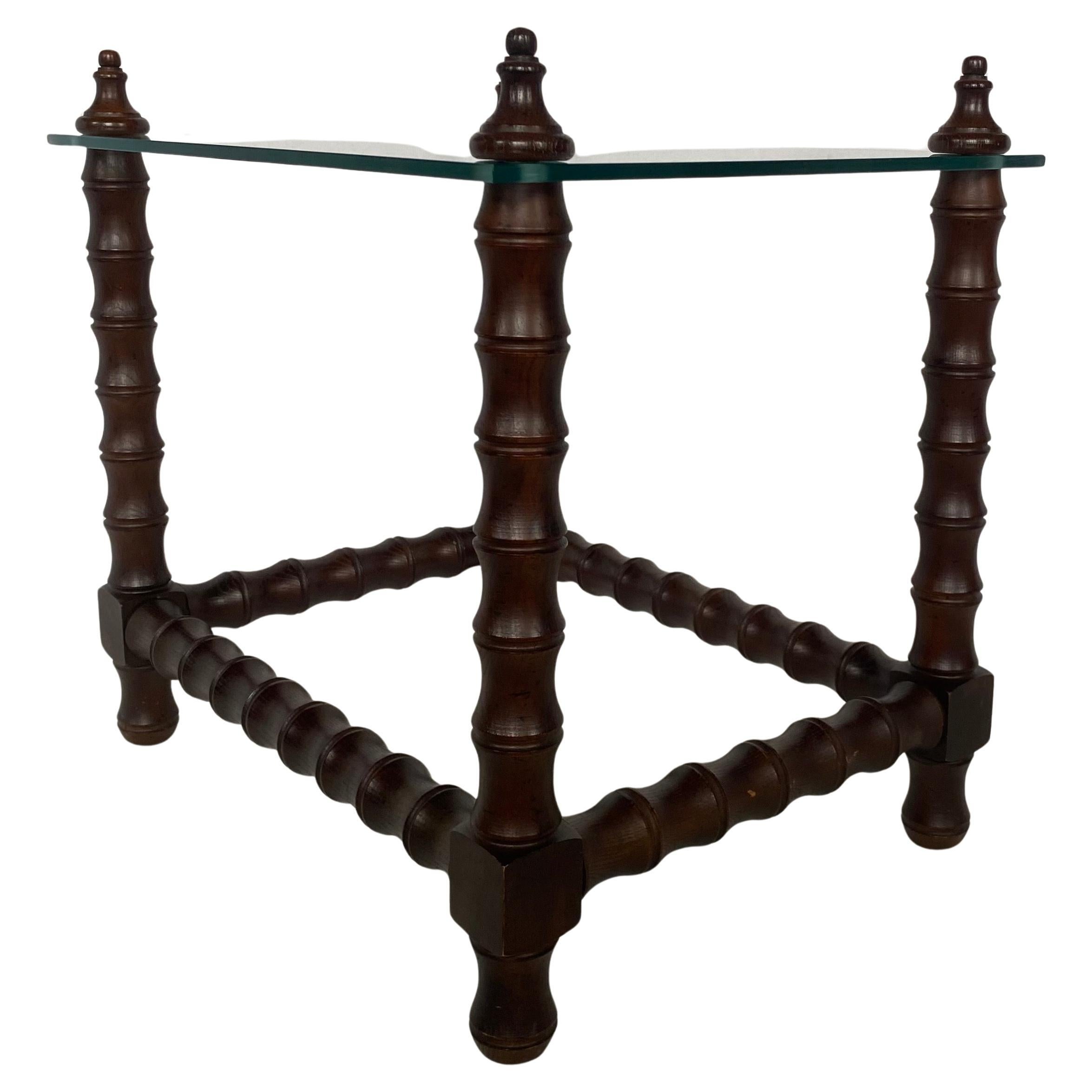 Sculpté Paire de tables d'appoint en bois tourné et verre de style Jacobean en vente