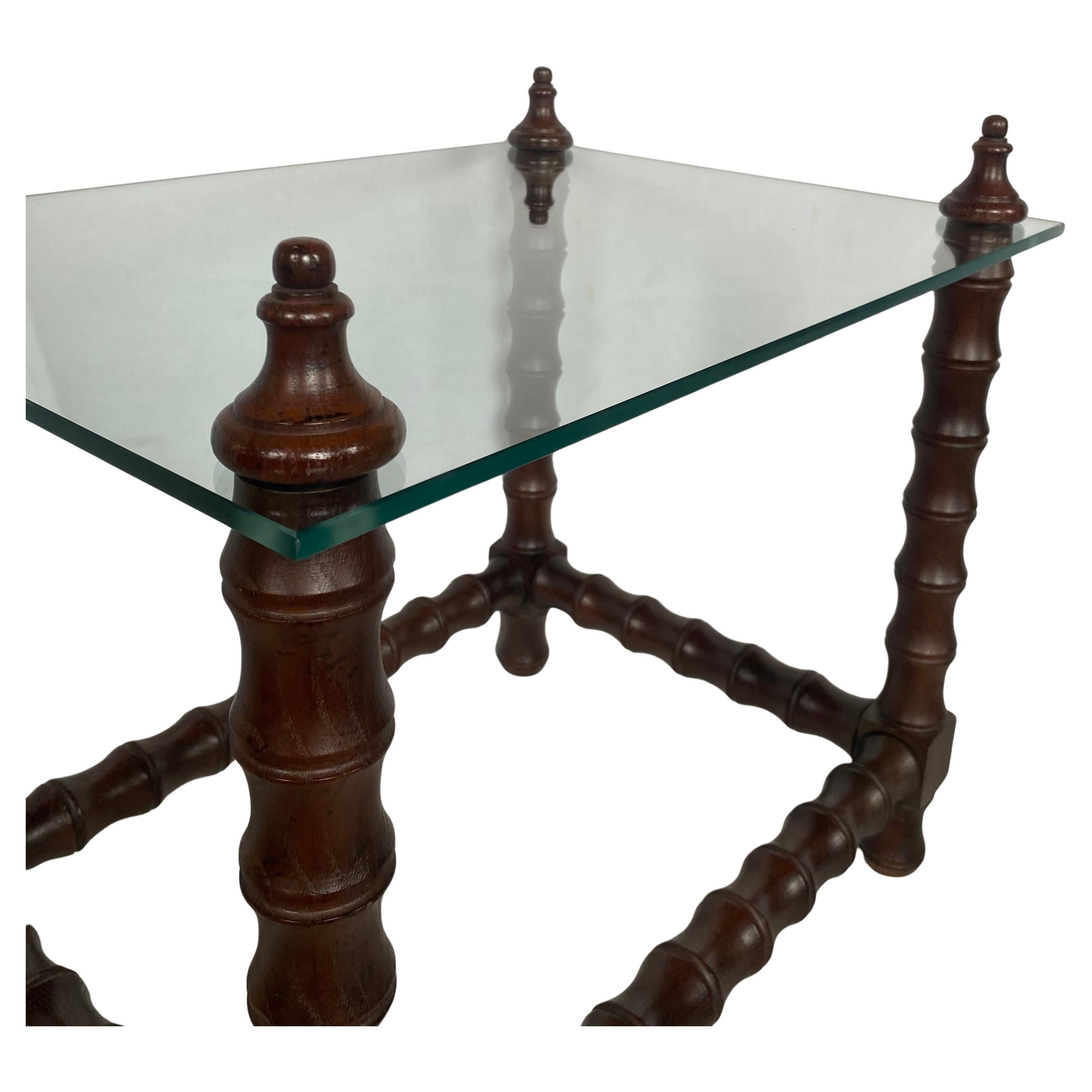 Verre Paire de tables d'appoint en bois tourné et verre de style Jacobean en vente