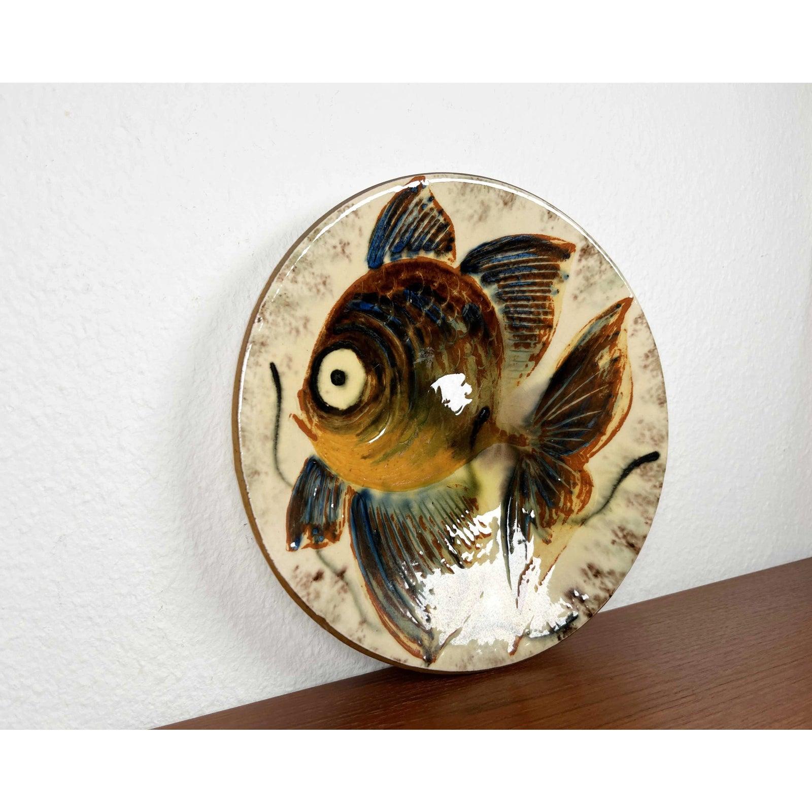 Spanische Studio Pottery Wandteller mit Fish Design, 1960er Jahre, Mitte des Jahrhunderts im Zustand „Hervorragend“ im Angebot in Hamburg, DE