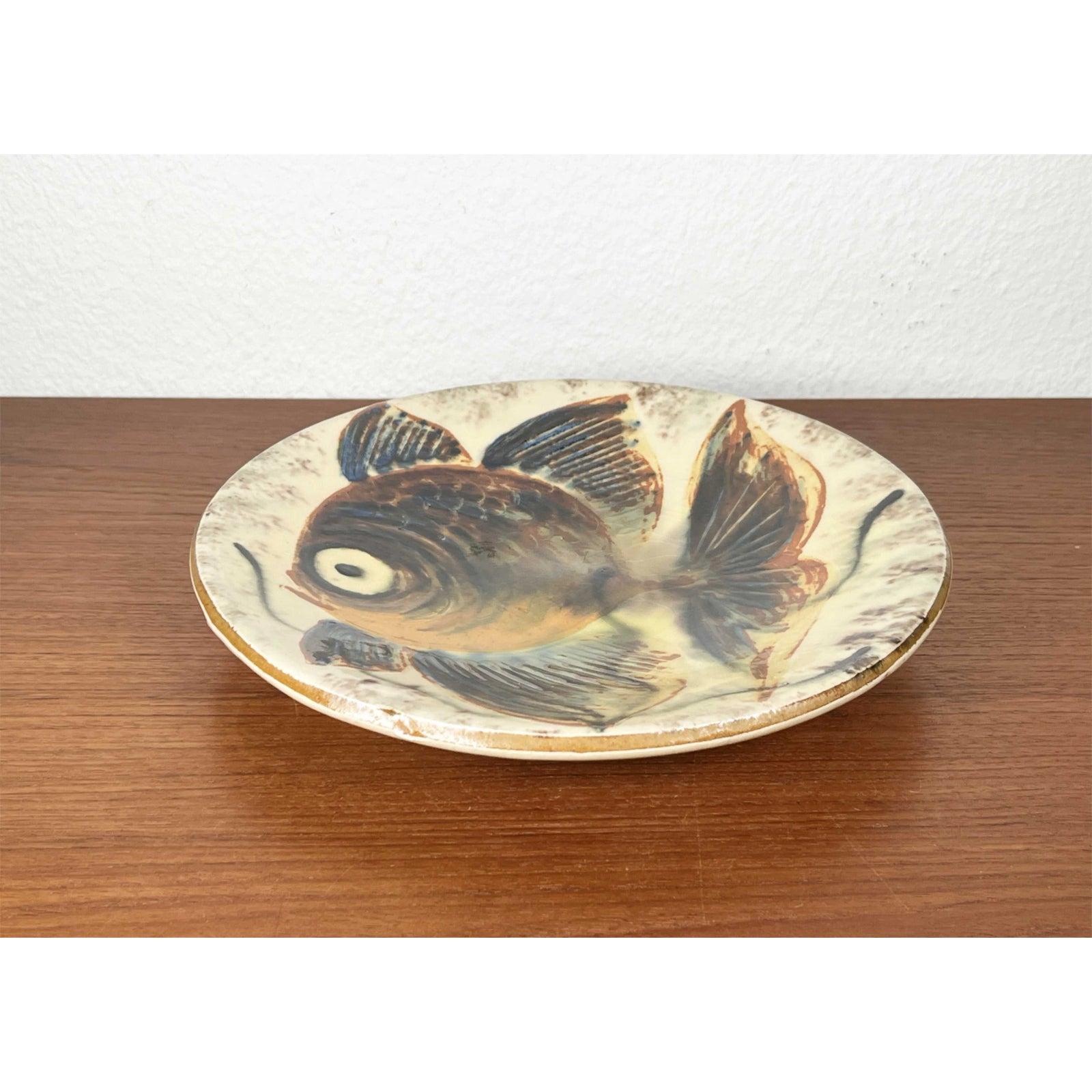 Spanische Studio Pottery Wandteller mit Fish Design, 1960er Jahre, Mitte des Jahrhunderts (20. Jahrhundert) im Angebot