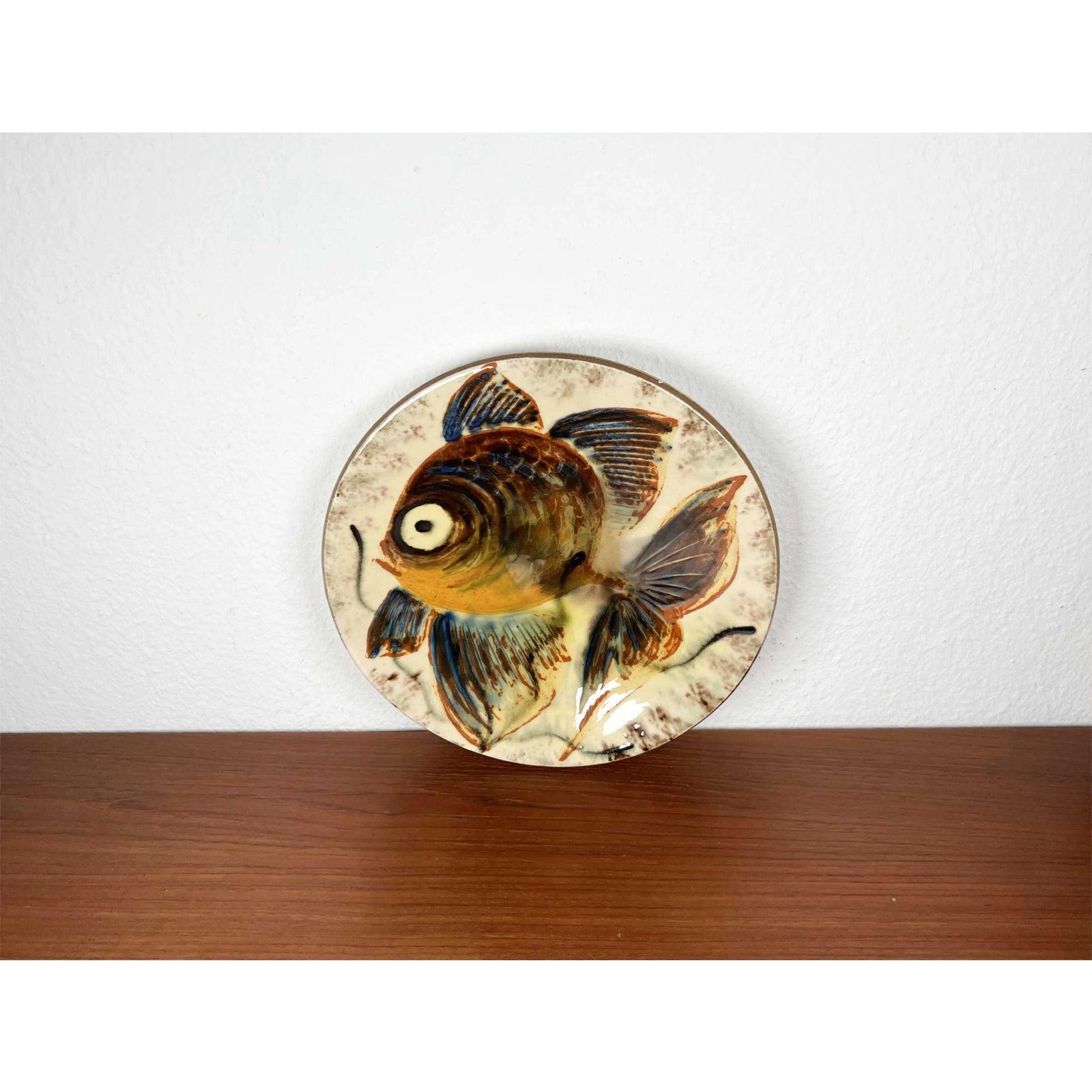 Spanische Studio Pottery Wandteller mit Fish Design, 1960er Jahre, Mitte des Jahrhunderts (Keramik) im Angebot
