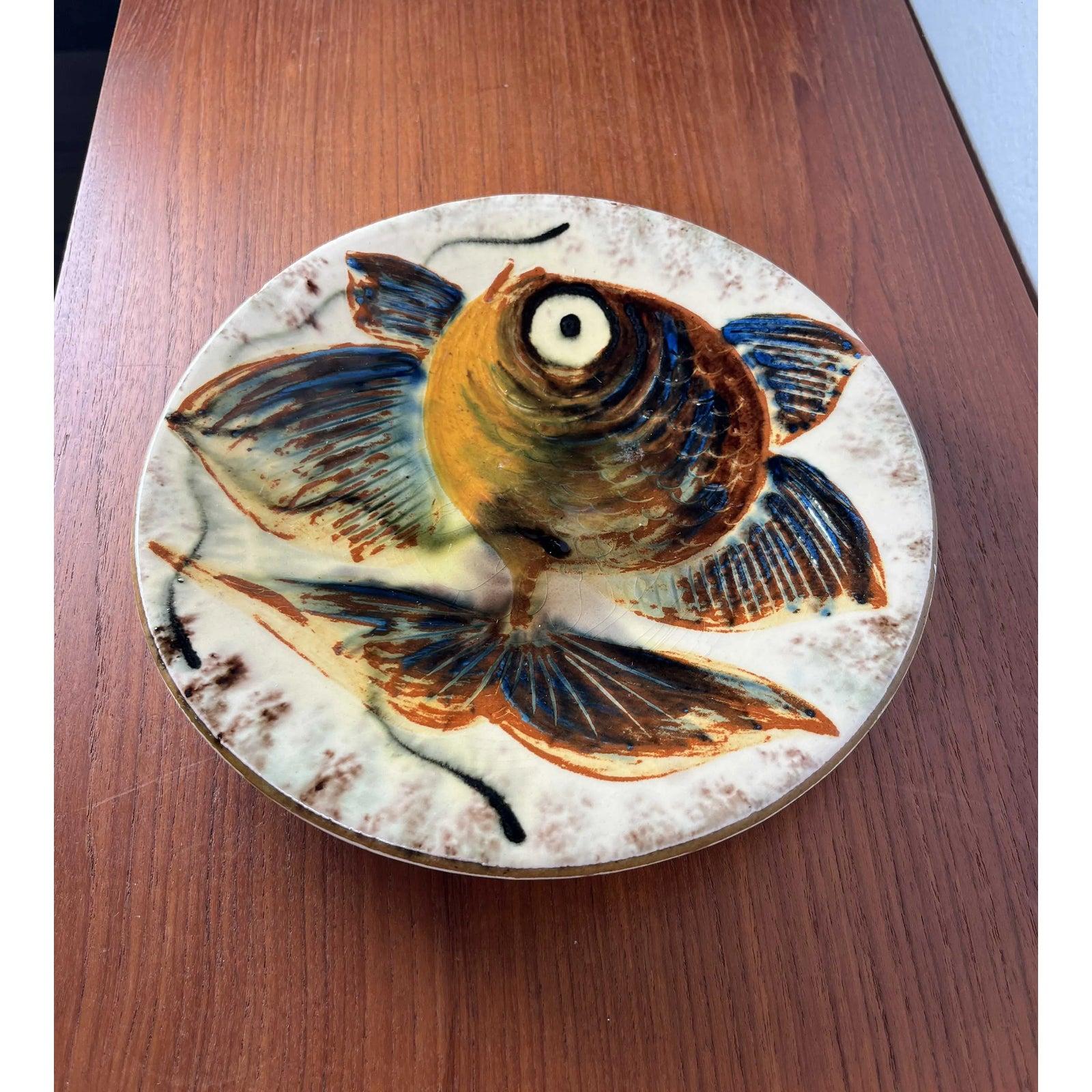 Spanische Studio Pottery Wandteller mit Fish Design, 1960er Jahre, Mitte des Jahrhunderts im Angebot 2