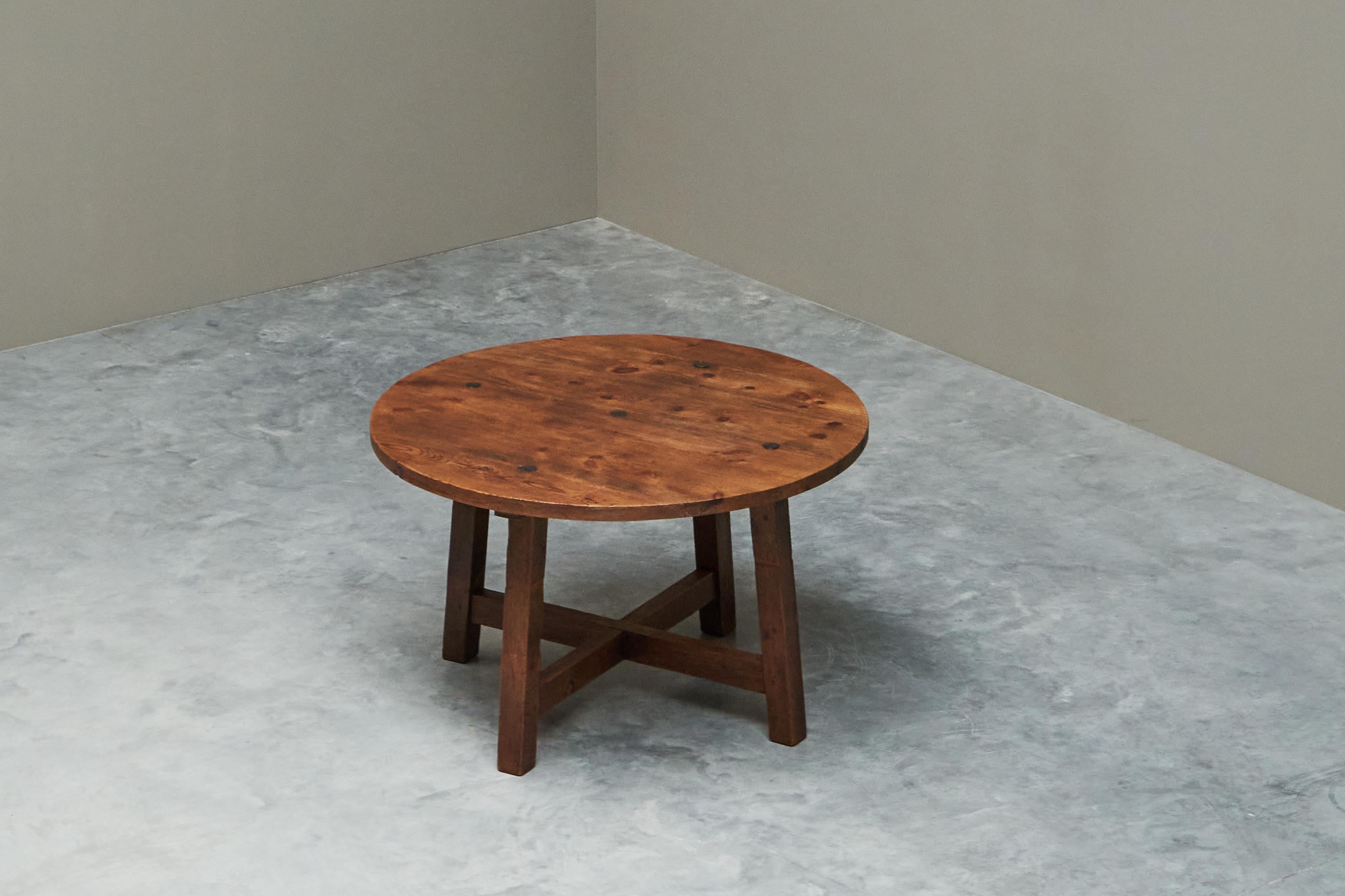 Mid Century Spanish Style Dining or Center Table in Solid Wood and Wrought Iron 1960s

This is a beautiful round dining or center table in solid wood with wrought iron details. Spanish style, Europe, mid 20th century.

A wonderful simple yet refined