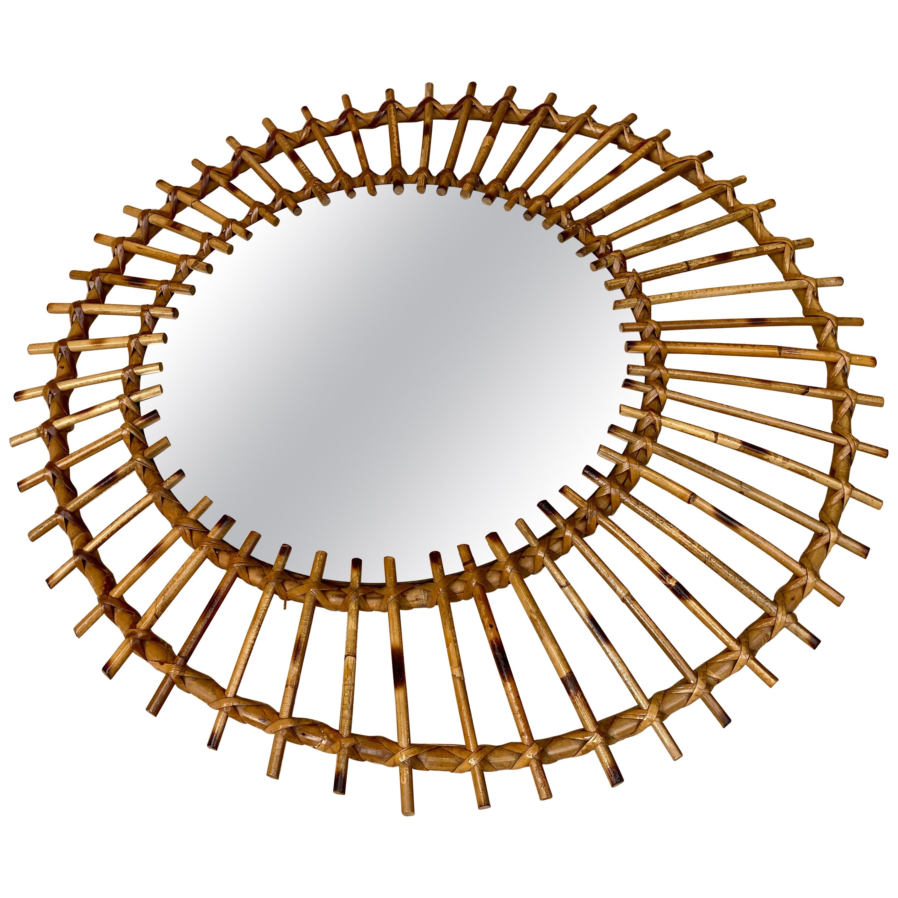 Mid Century Spanish Sunburst oder Blume geformt Spiegel in Rattan im Angebot
