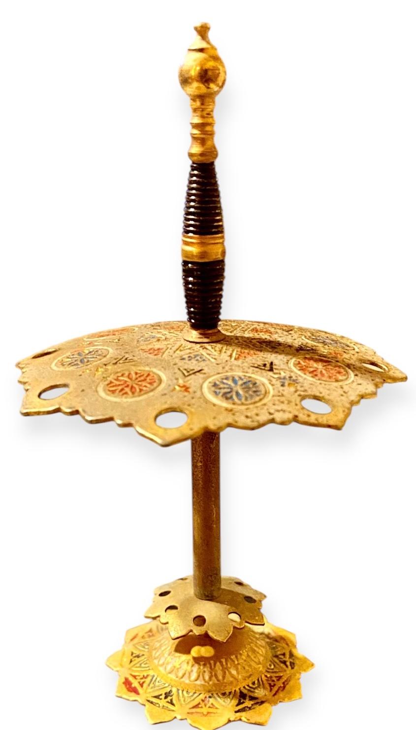 Palos de cóctel de mediados de siglo, intensamente detallados, fabricados por Toledo Swords, España. Fino conjunto de 8 estoques de esgrima con empuñadura de copa, todos en un elaborado soporte y pesadamente dorados. Cuatro diseños diferentes, todos