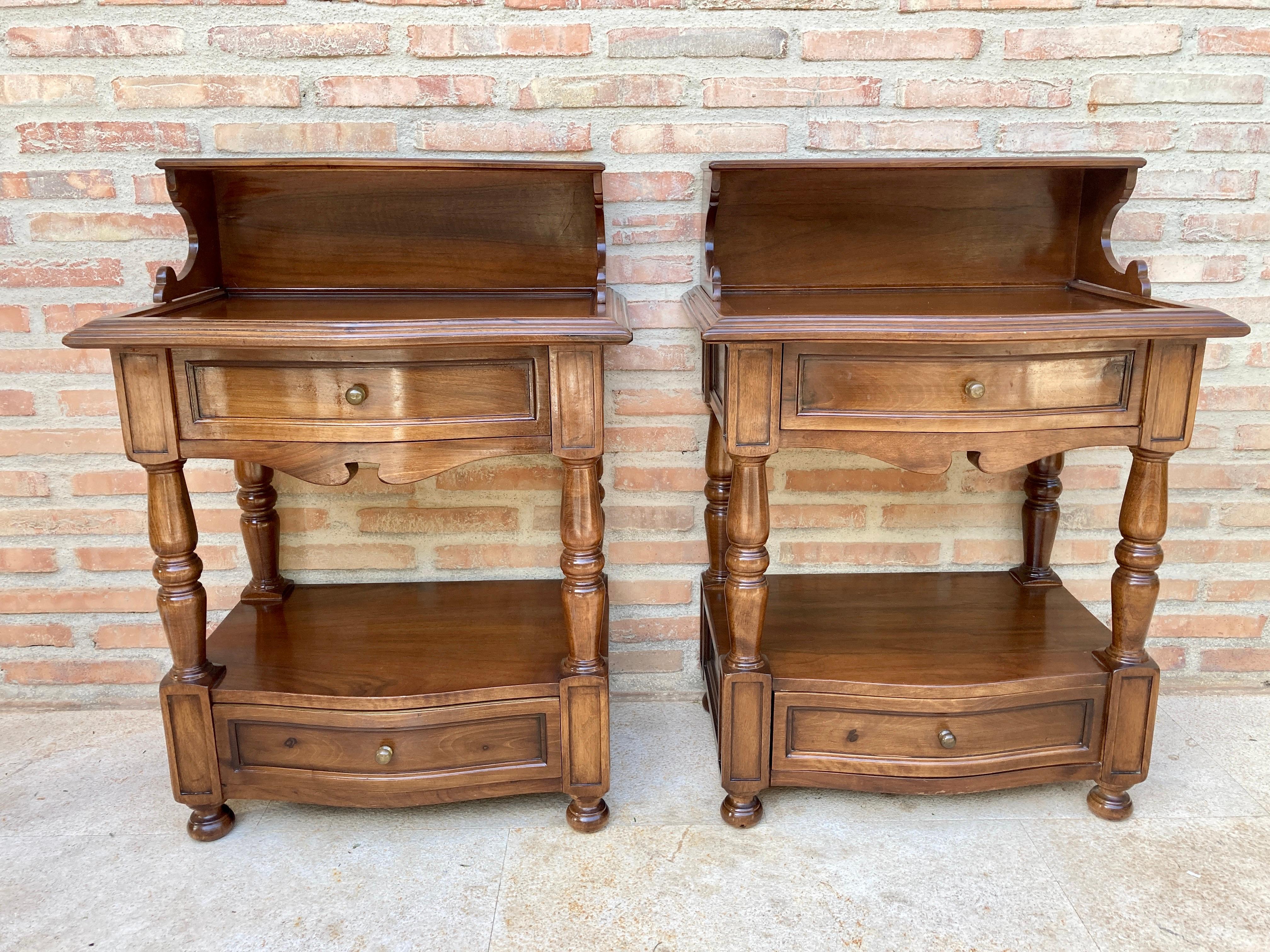 Fabulous pair of tufted nightstands from the 1960s.
It has a drawer at the bottom and another at the top, which rests on four turned columns.