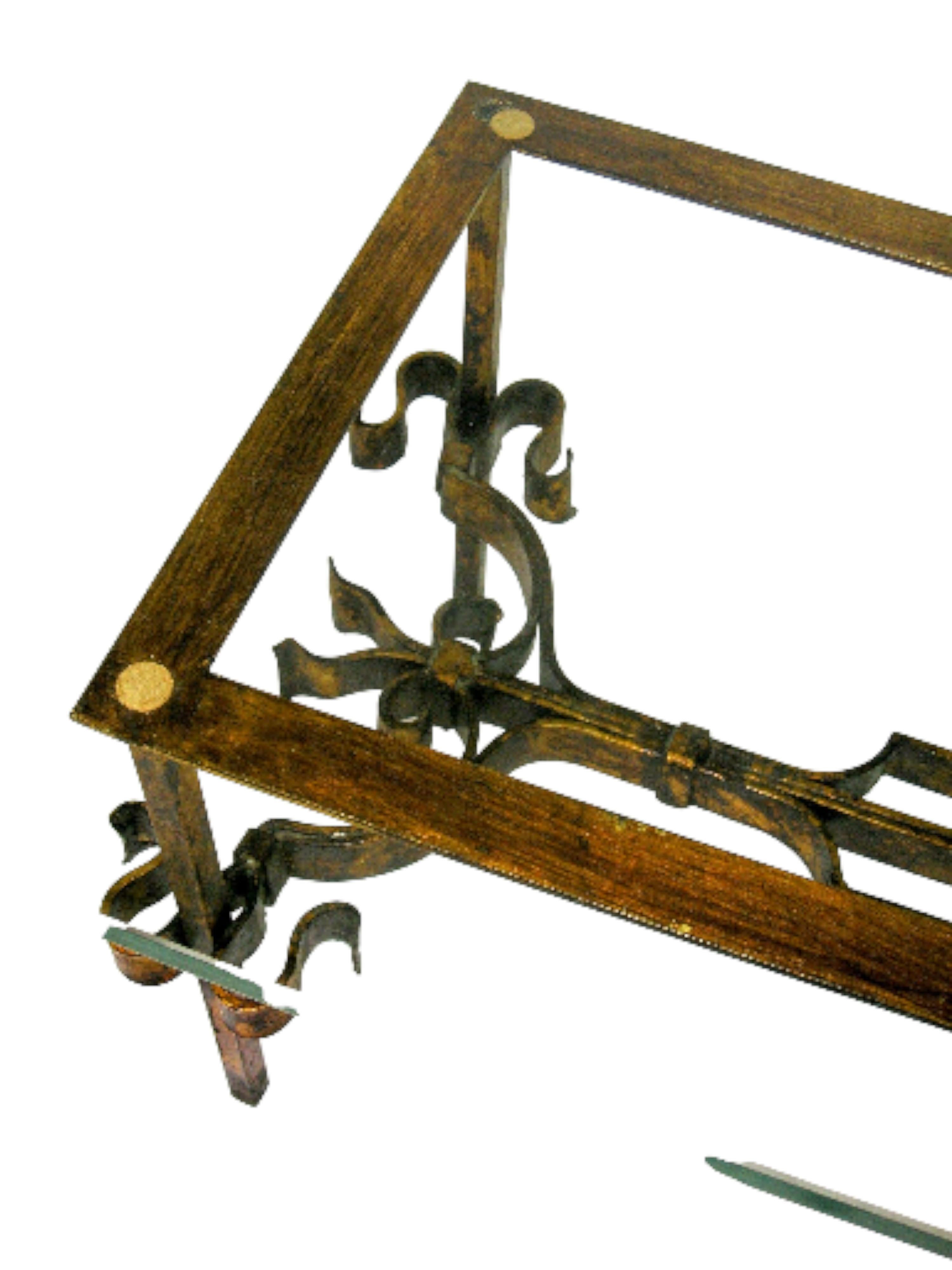 Mid-Century moderno Tavolino da caffè a volute in ferro battuto e dorato della metà del secolo scorso con piano in vetro in vendita