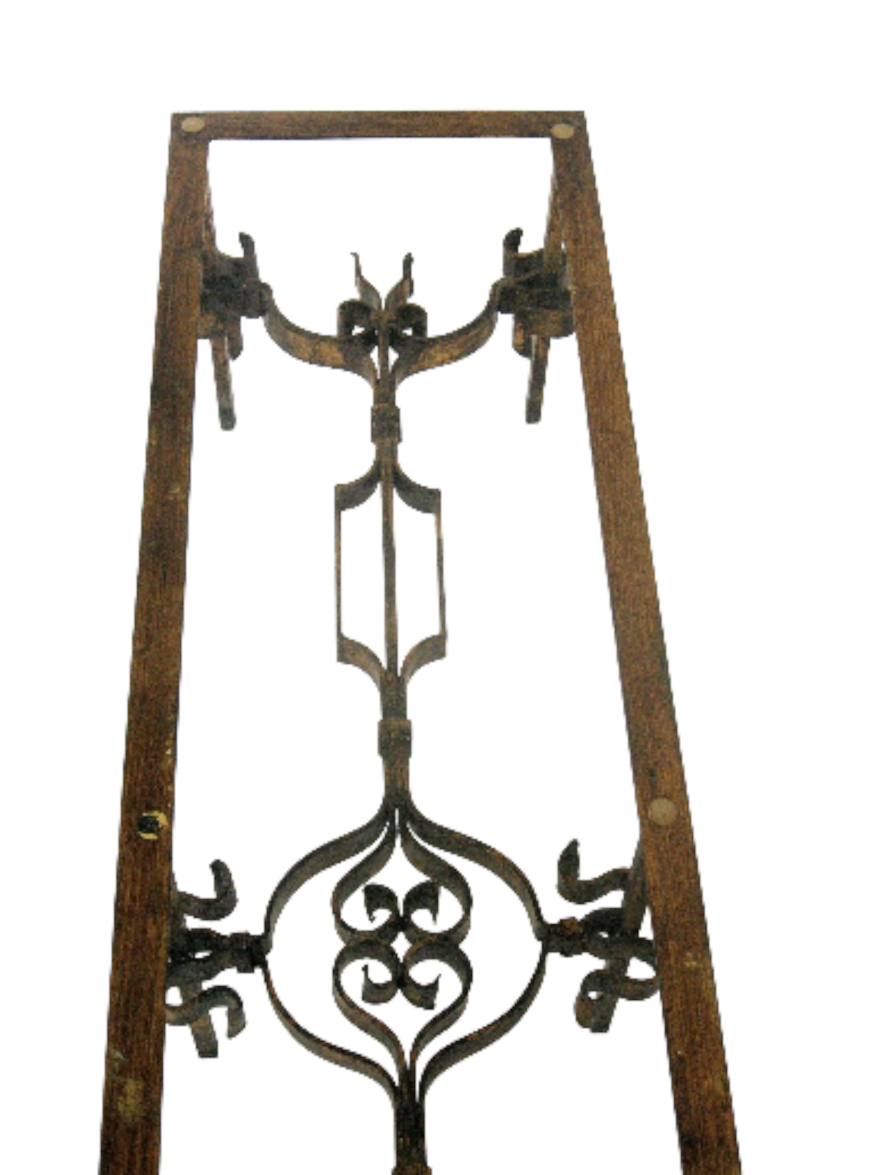 Spagnolo Tavolino da caffè a volute in ferro battuto e dorato della metà del secolo scorso con piano in vetro in vendita