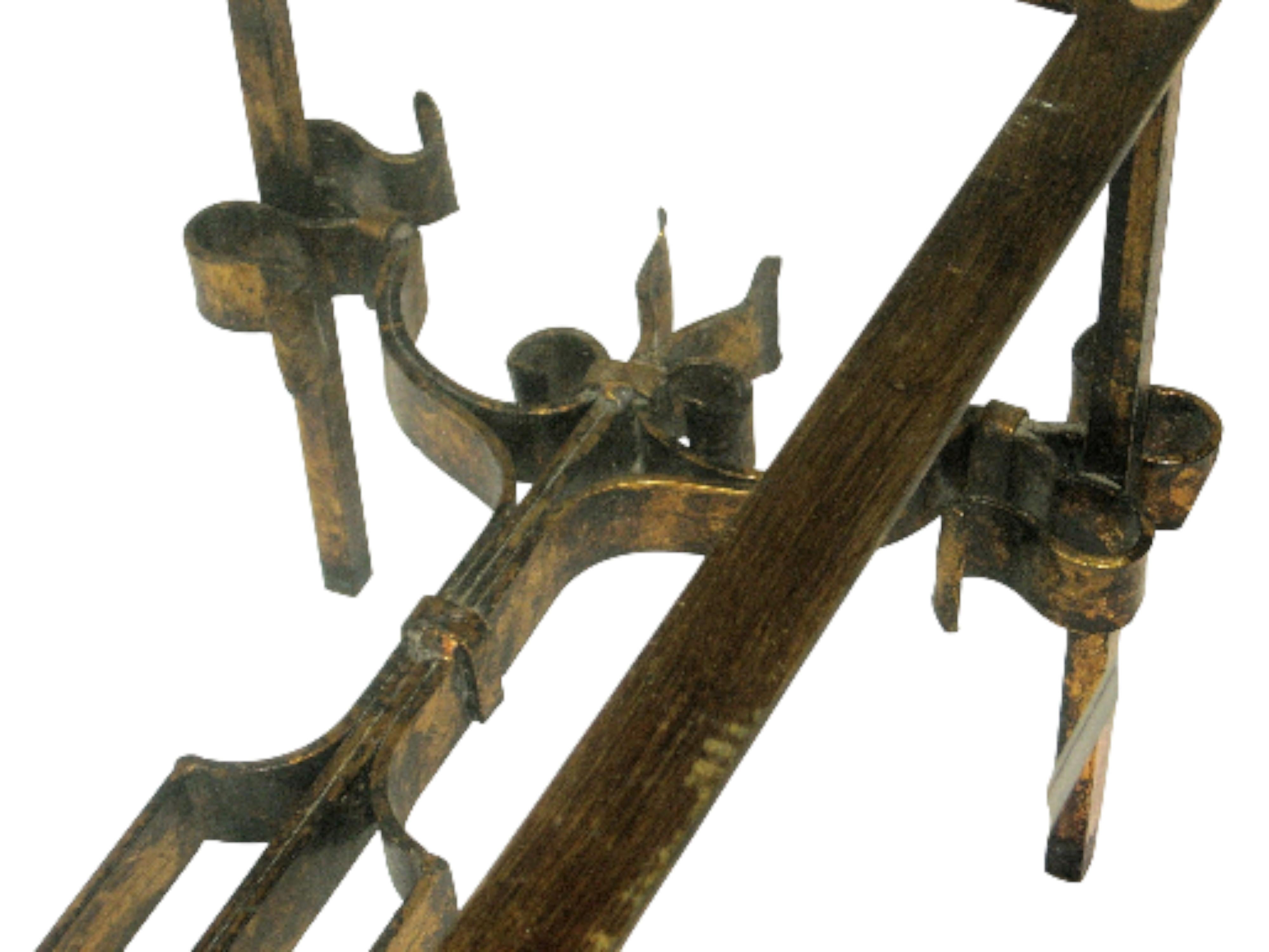 Forgiato Tavolino da caffè a volute in ferro battuto e dorato della metà del secolo scorso con piano in vetro in vendita