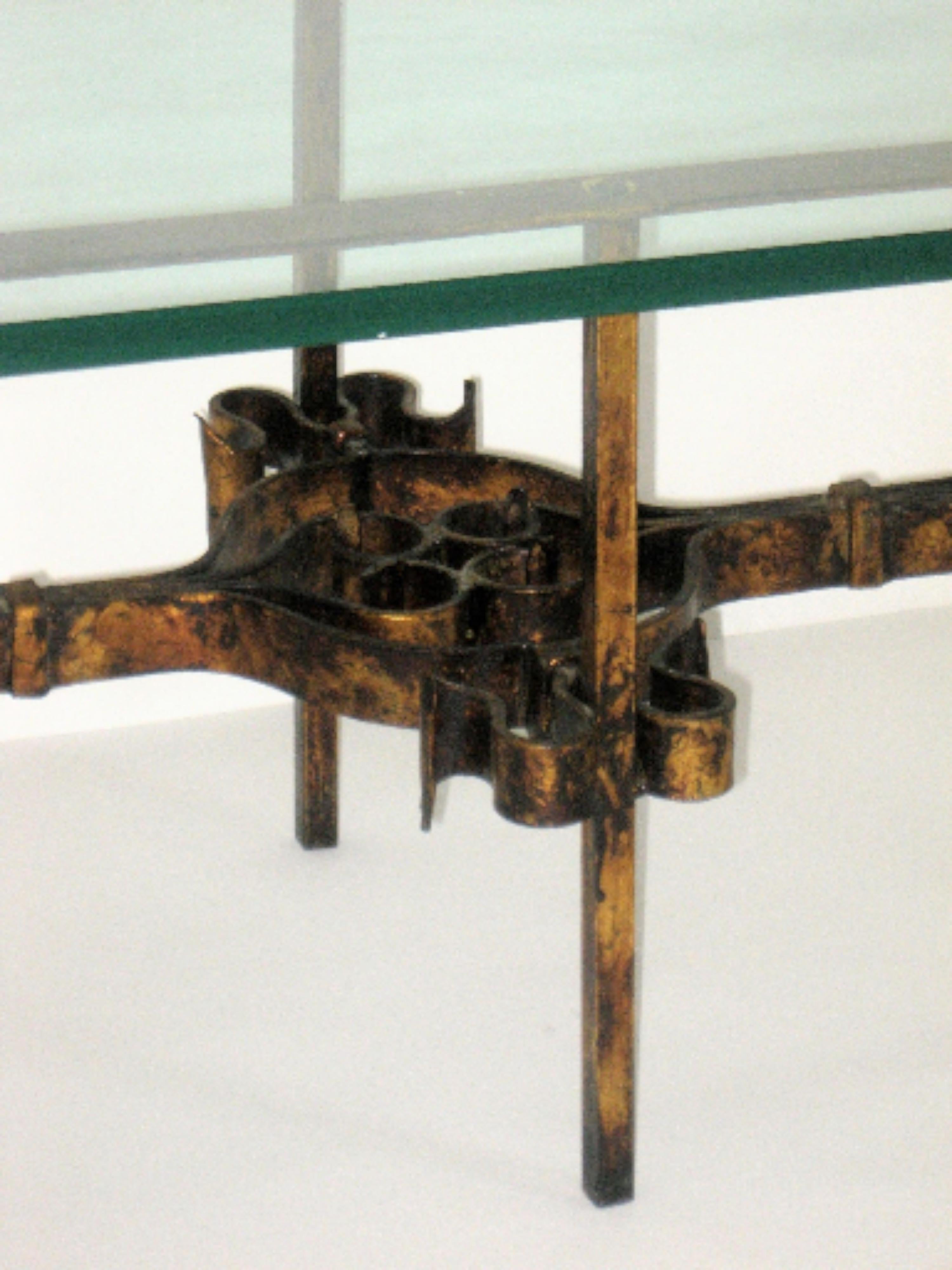 Tavolino da caffè a volute in ferro battuto e dorato della metà del secolo scorso con piano in vetro In condizioni buone in vendita a Camden, ME