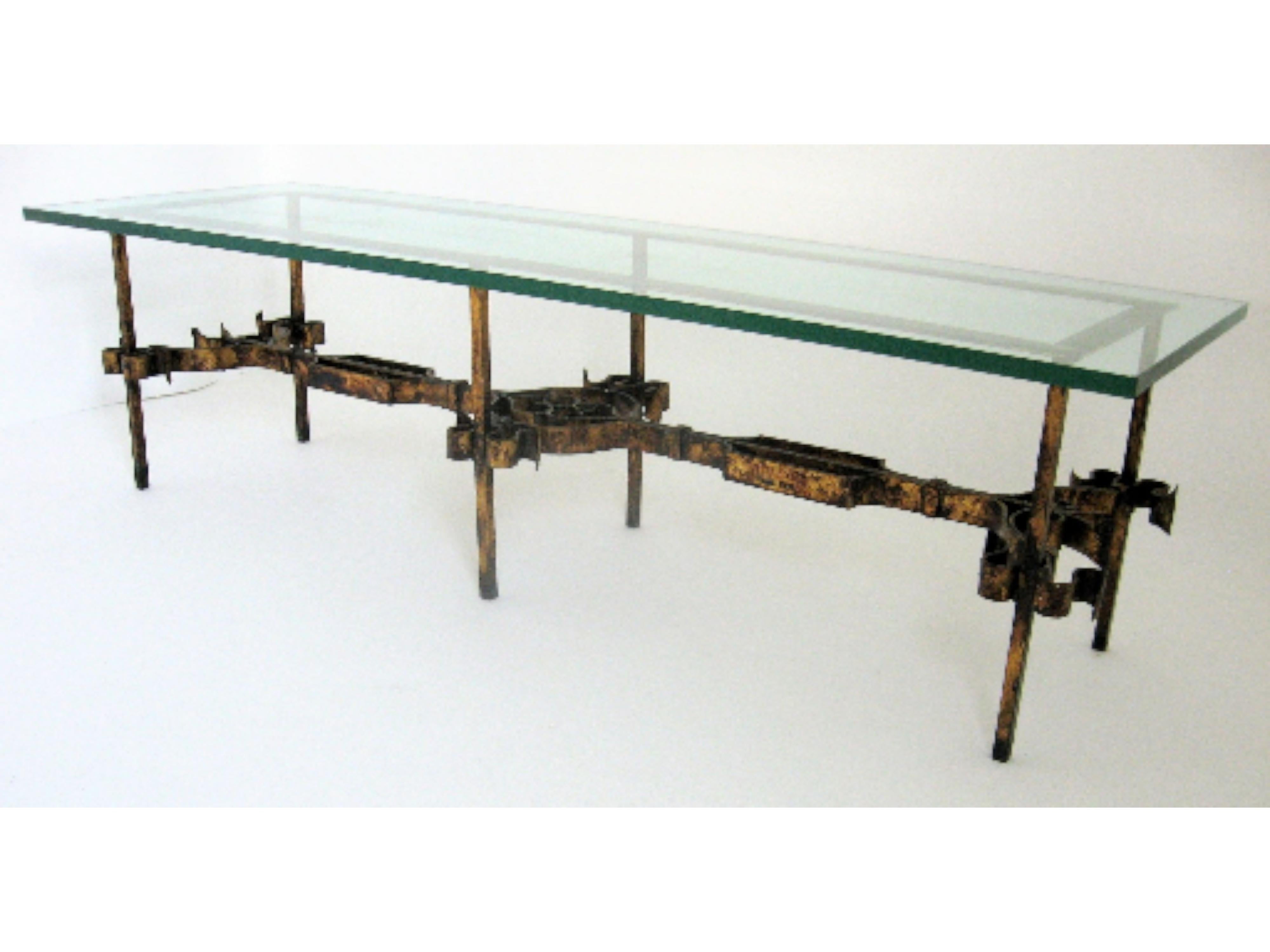 XX secolo Tavolino da caffè a volute in ferro battuto e dorato della metà del secolo scorso con piano in vetro in vendita