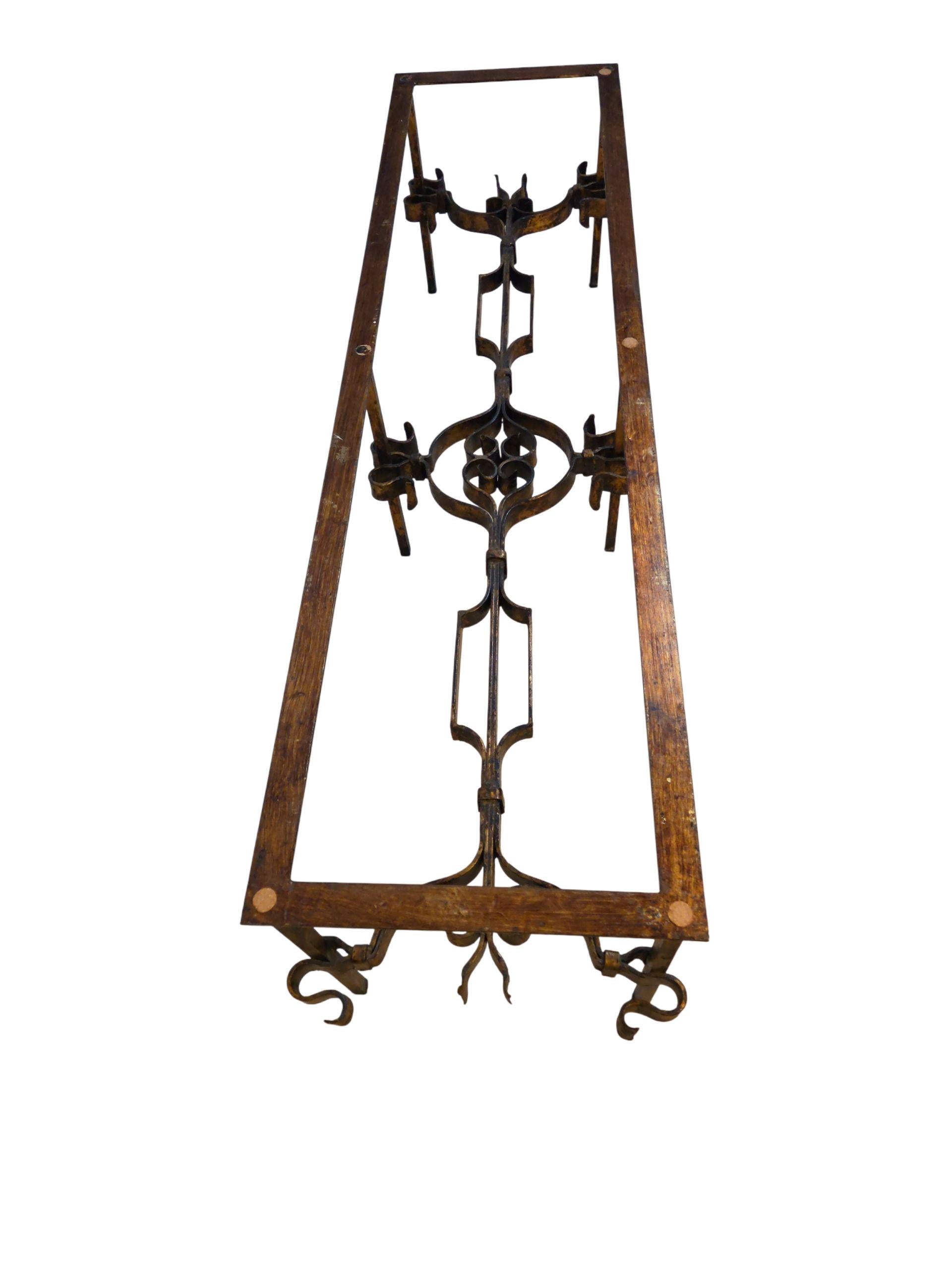 Ferro Tavolino da caffè a volute in ferro battuto e dorato della metà del secolo scorso con piano in vetro in vendita