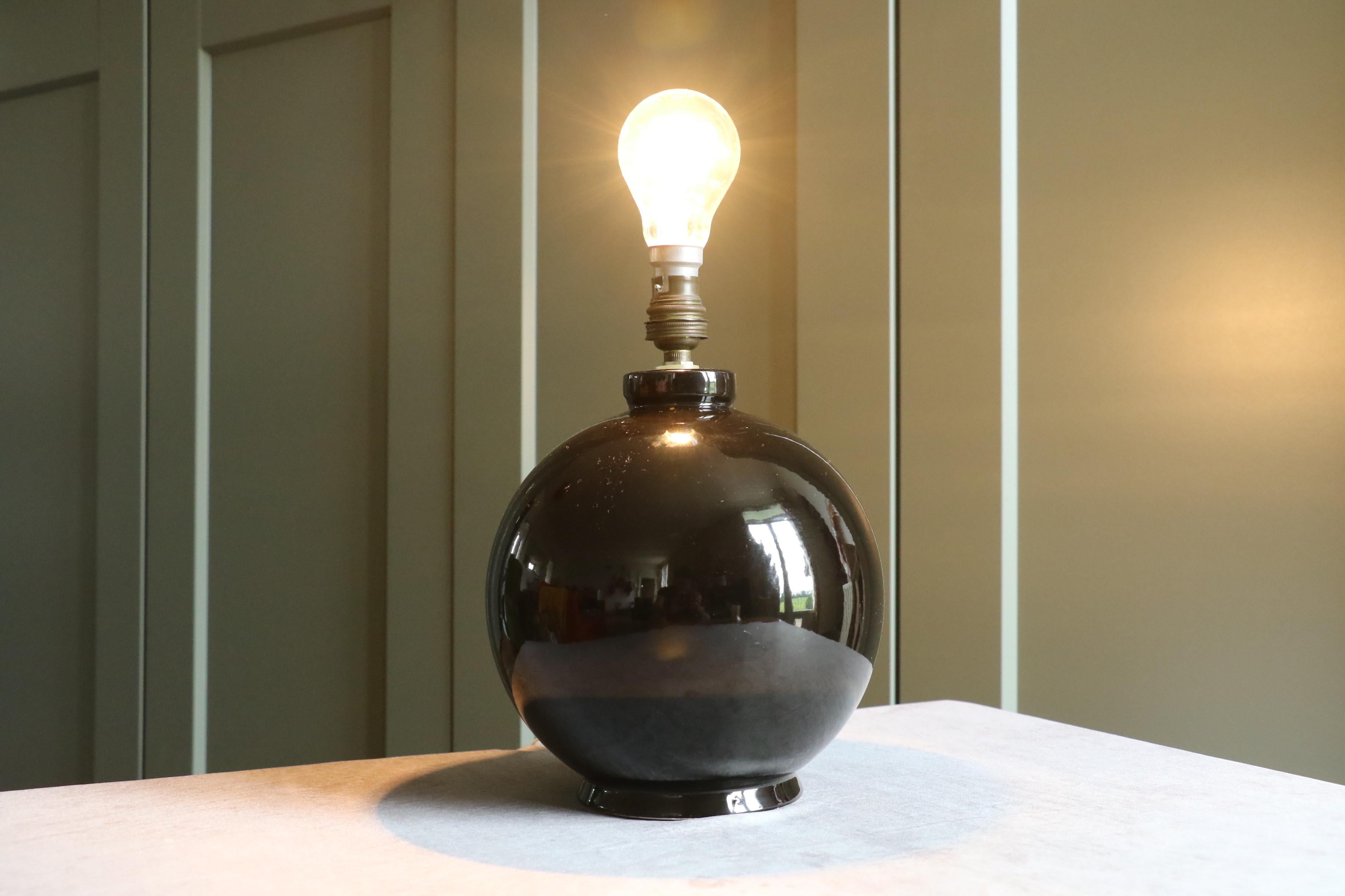 Art déco Lampe à poser sphérique du milieu du siècle, époque Jacques Adnet France en vente