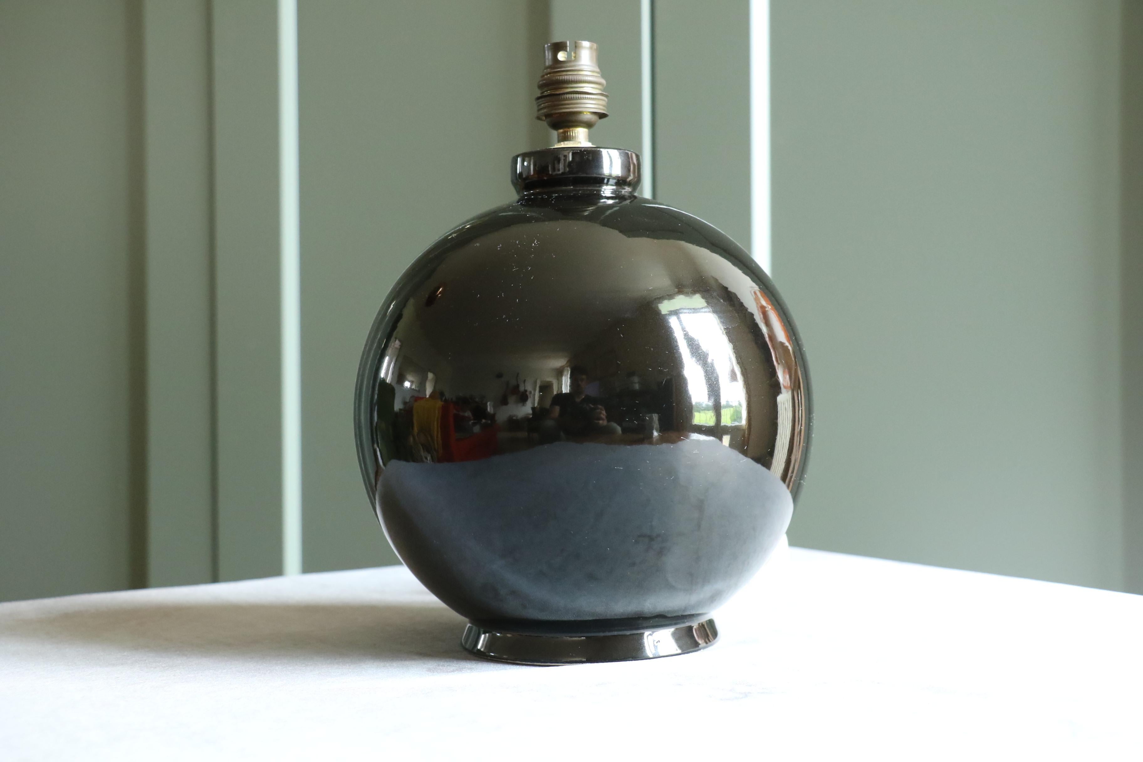 Français Lampe à poser sphérique du milieu du siècle, époque Jacques Adnet France en vente