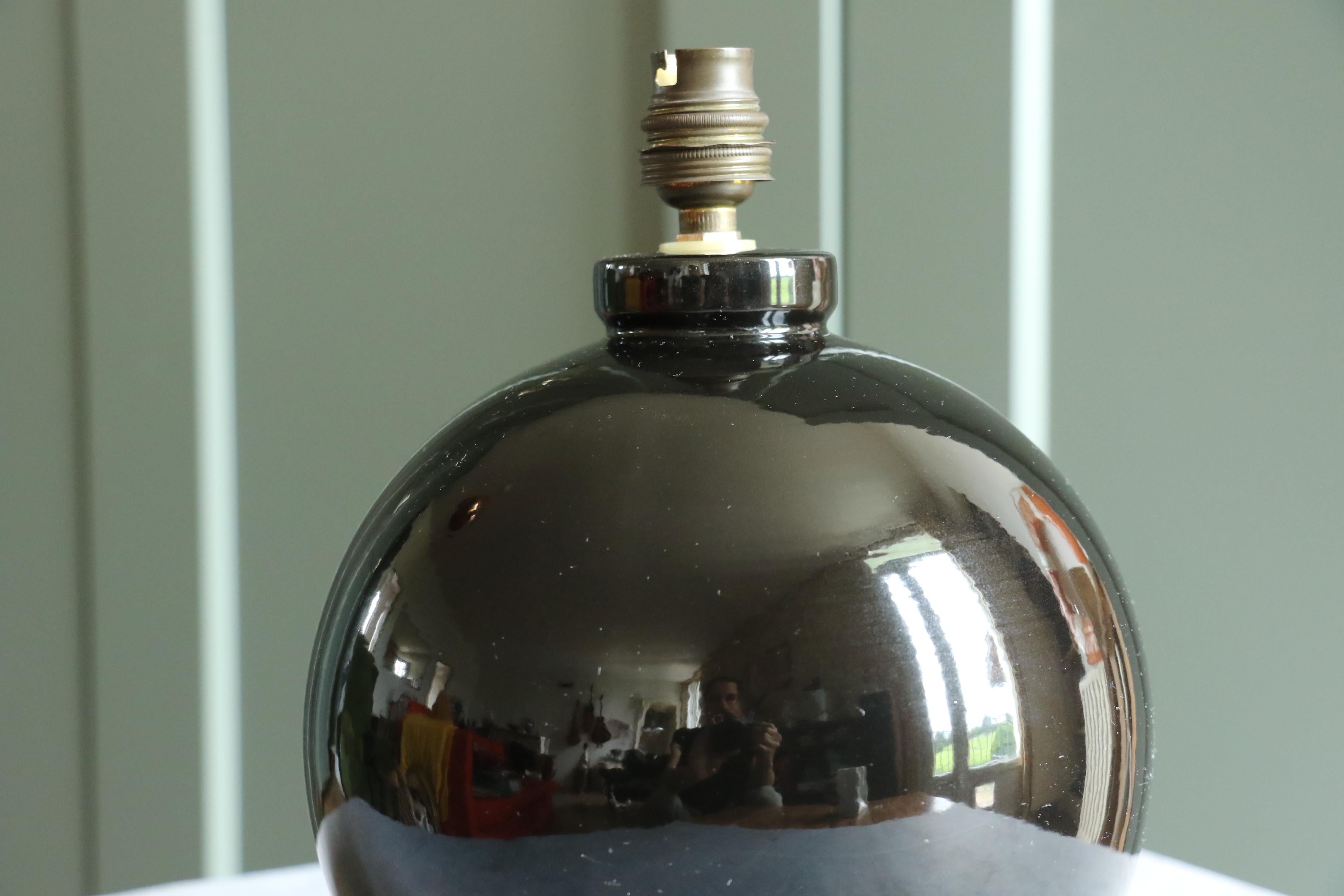 Lampe à poser sphérique du milieu du siècle, époque Jacques Adnet France Bon état - En vente à Camblanes et Meynac, FR