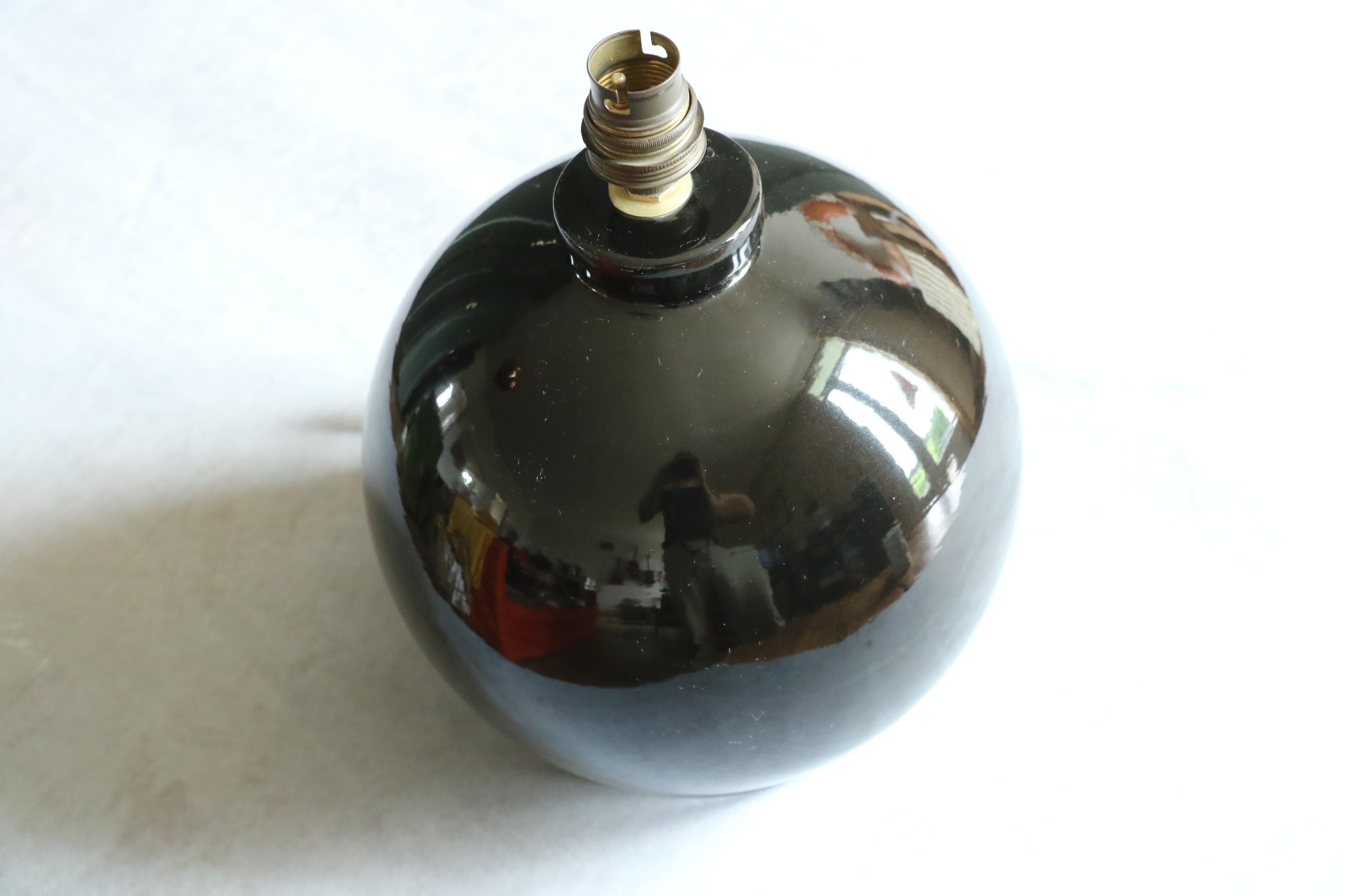 20ième siècle Lampe à poser sphérique du milieu du siècle, époque Jacques Adnet France en vente
