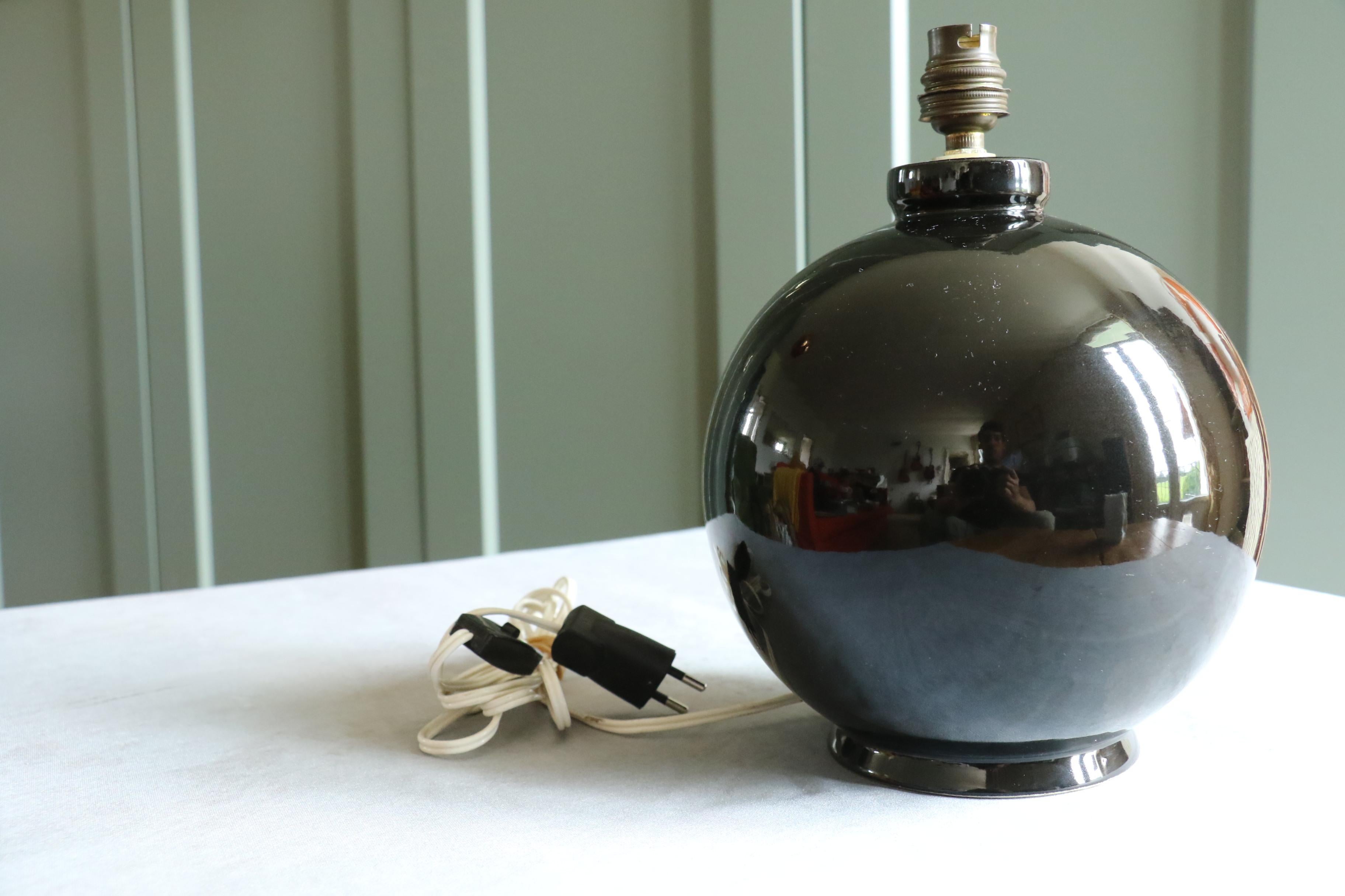 Laiton Lampe à poser sphérique du milieu du siècle, époque Jacques Adnet France en vente