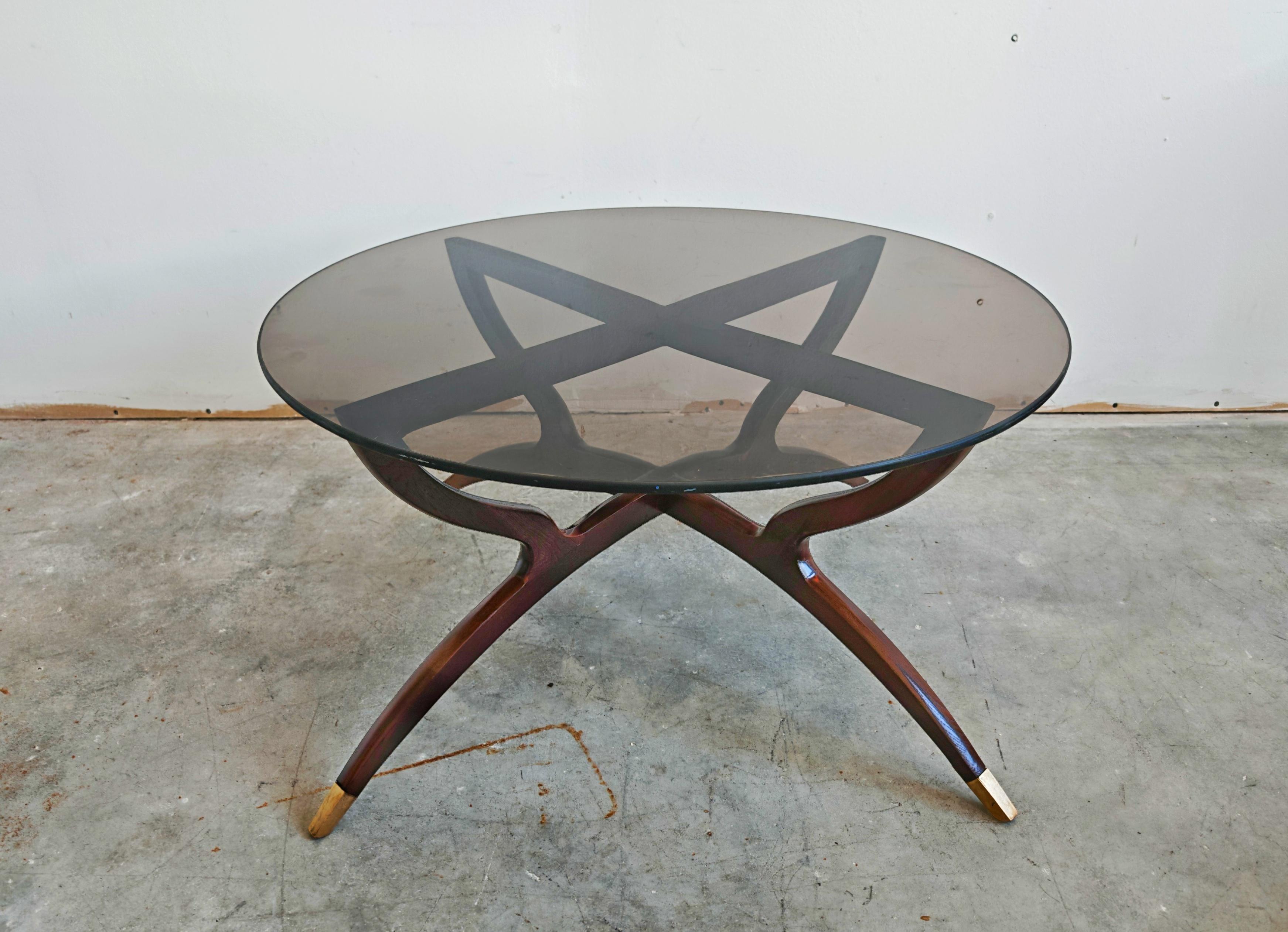 In questa inserzione troverai uno splendido tavolino da caffè del Mid Century Modern nello stile di Carlo di Carli. Il tavolo è realizzato in legno di Wood e vetro colorato. Presenta gambe a forma di ragno che creano una silhouette straordinaria e