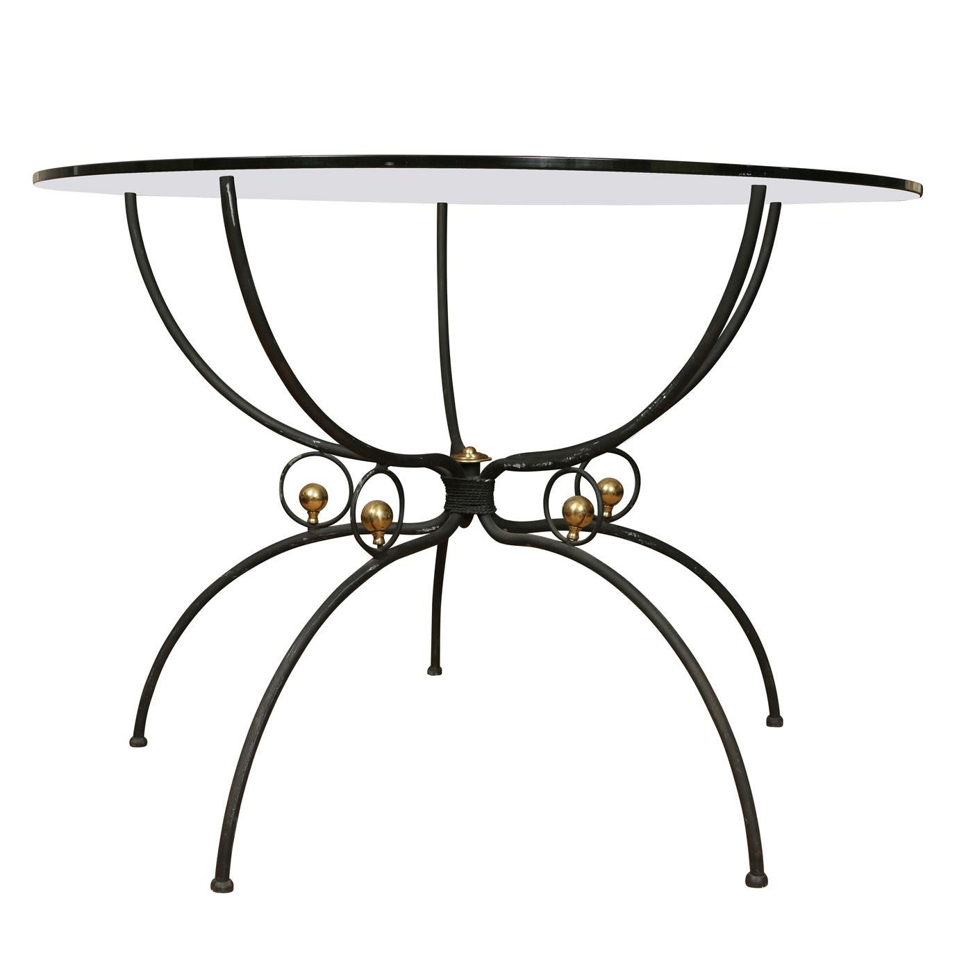 Mitte des Jahrhunderts Spinne Form Basis Glasplatte Eisen und vergoldetem Metall Detail runden Tisch.