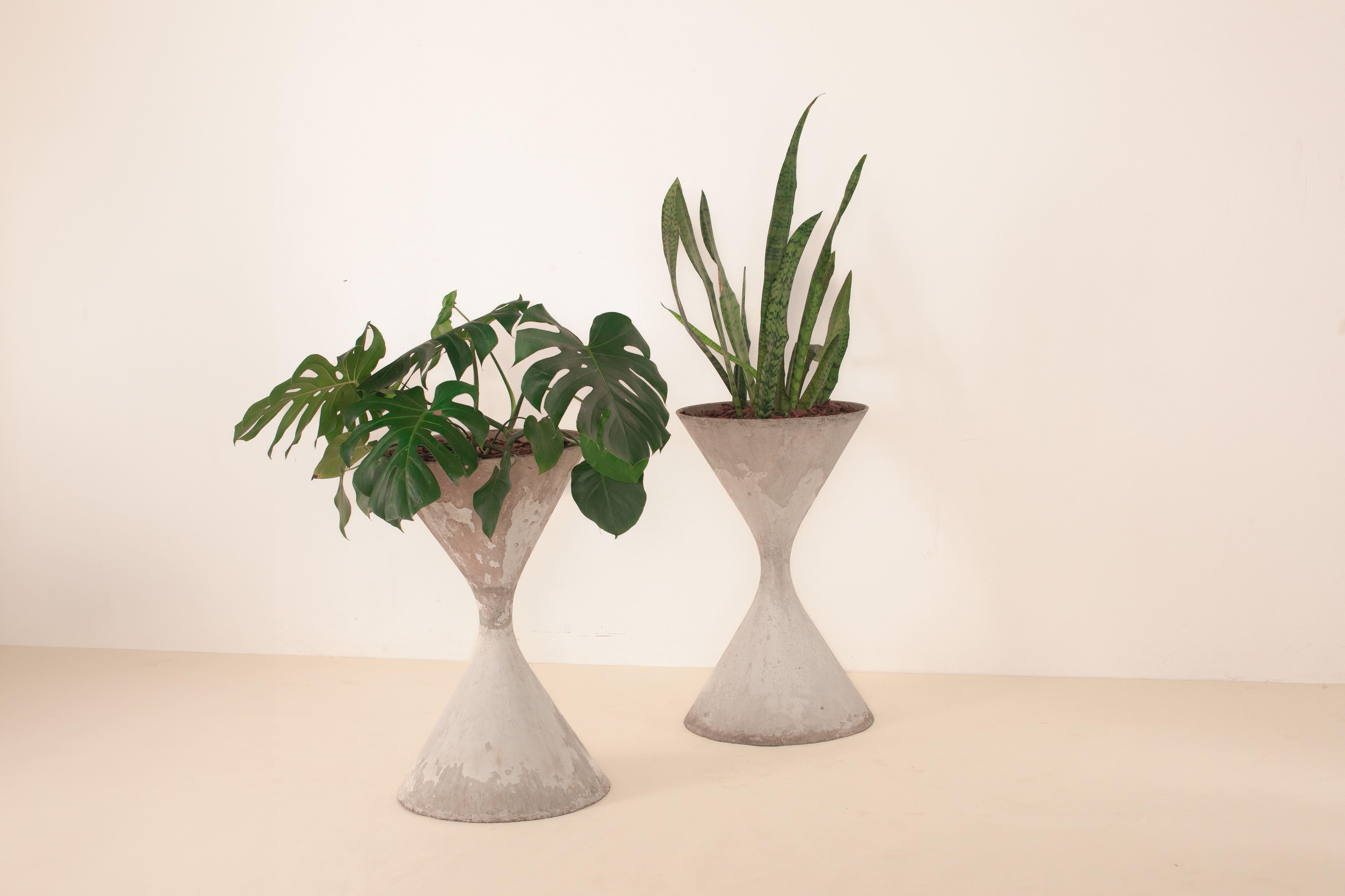 Large hourglass-shaped planters model 