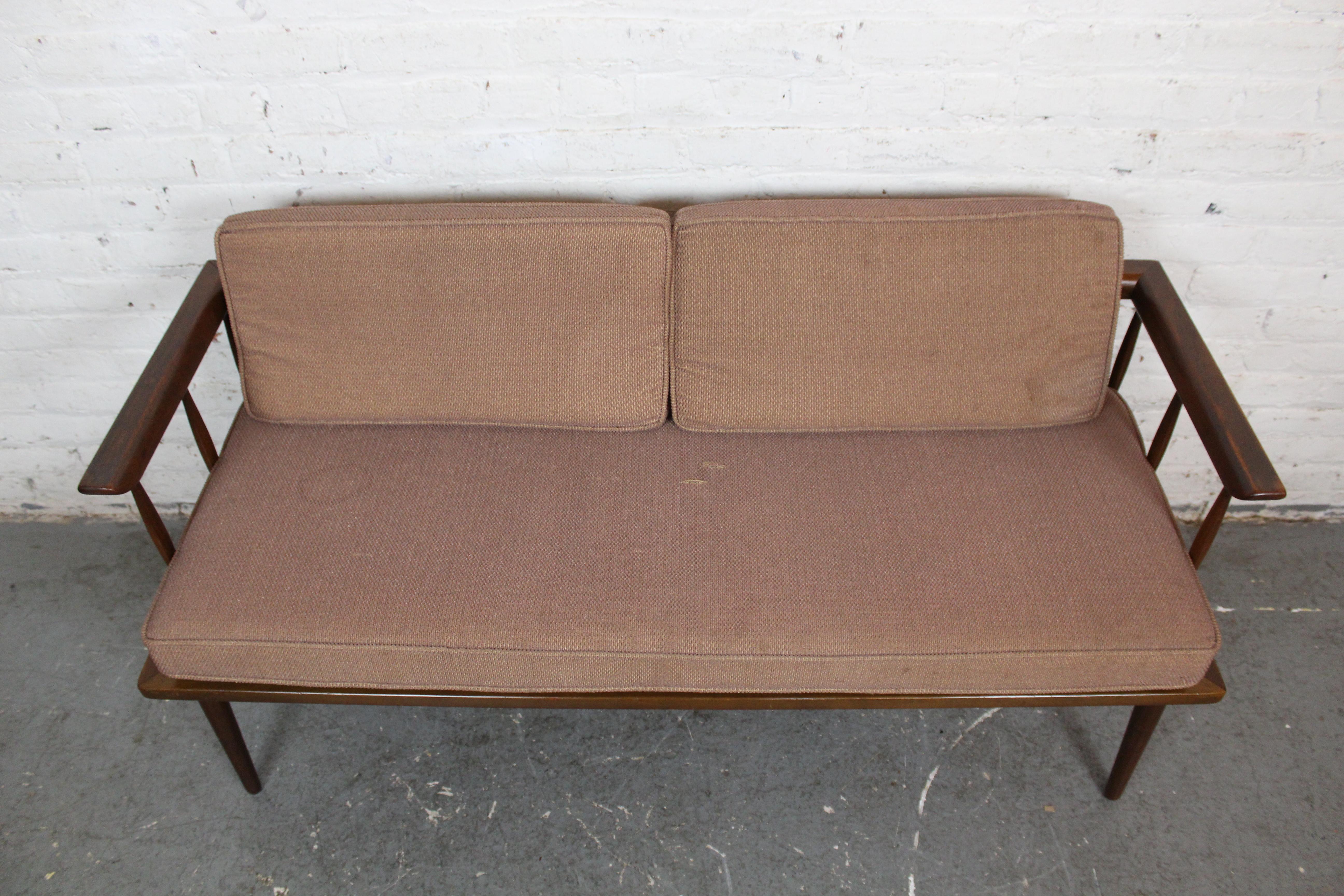 Mid-Century moderno Divano in noce con schienale a fuso di metà secolo di Heritage-Henredon