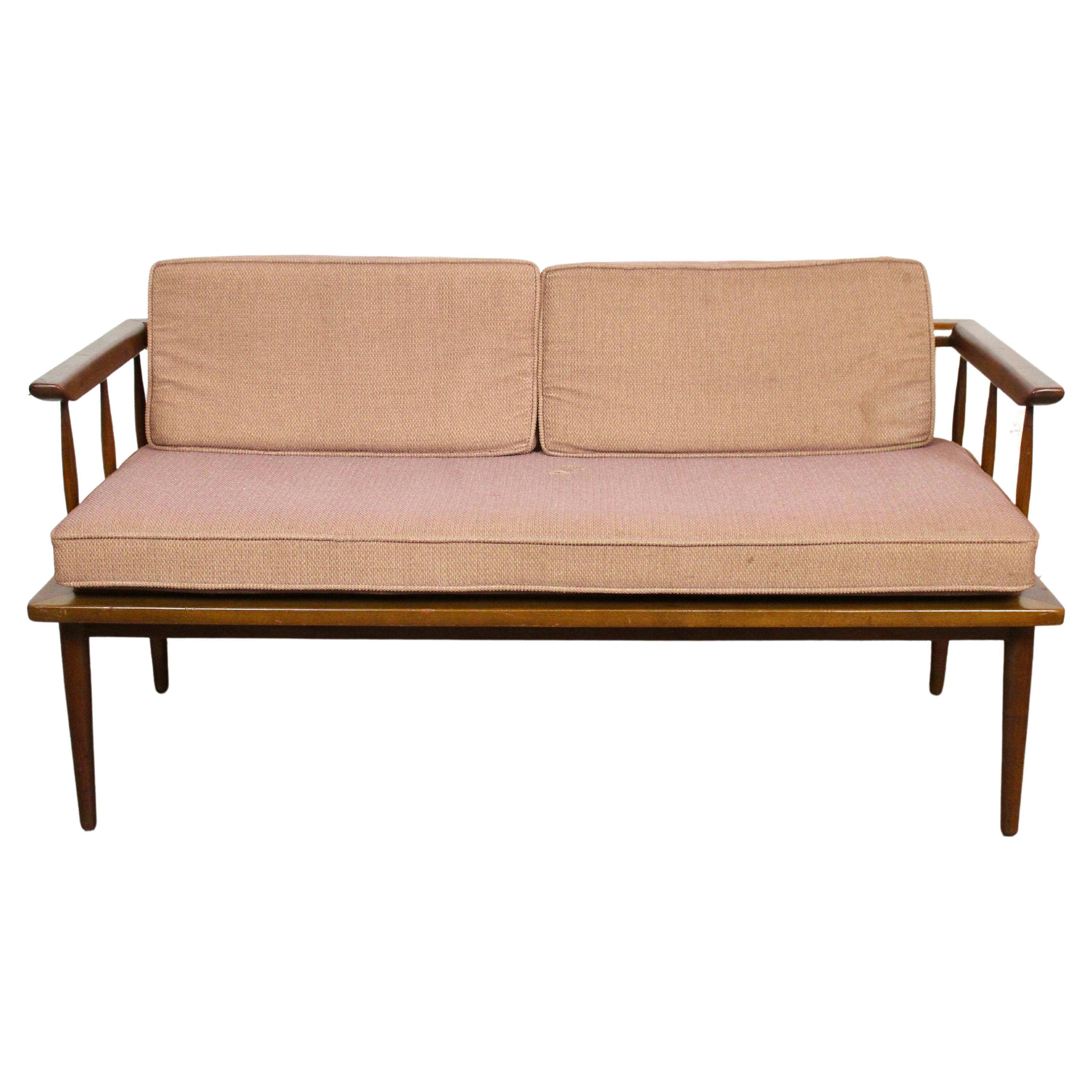 Che si tratti di un soggiorno, di una sala da pranzo o di una sala d'attesa, questo divano vintage di Heritage-Henredon Furniture, azienda della Carolina del Nord, darà sicuramente un tocco di stile moderno di metà secolo a qualsiasi tipo di