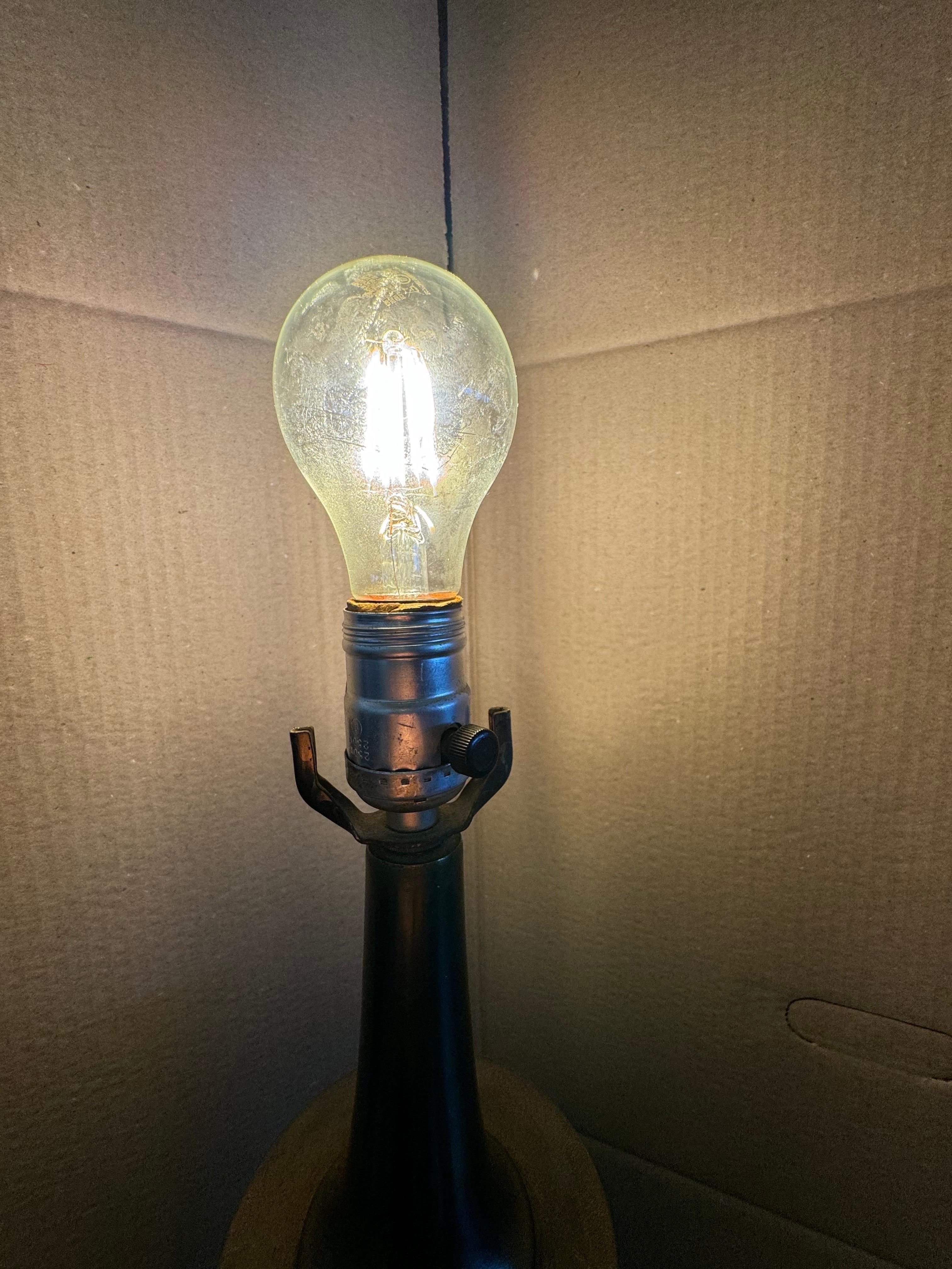 Lampe de table en métal du milieu du siècle à vis en spirale en vente 3