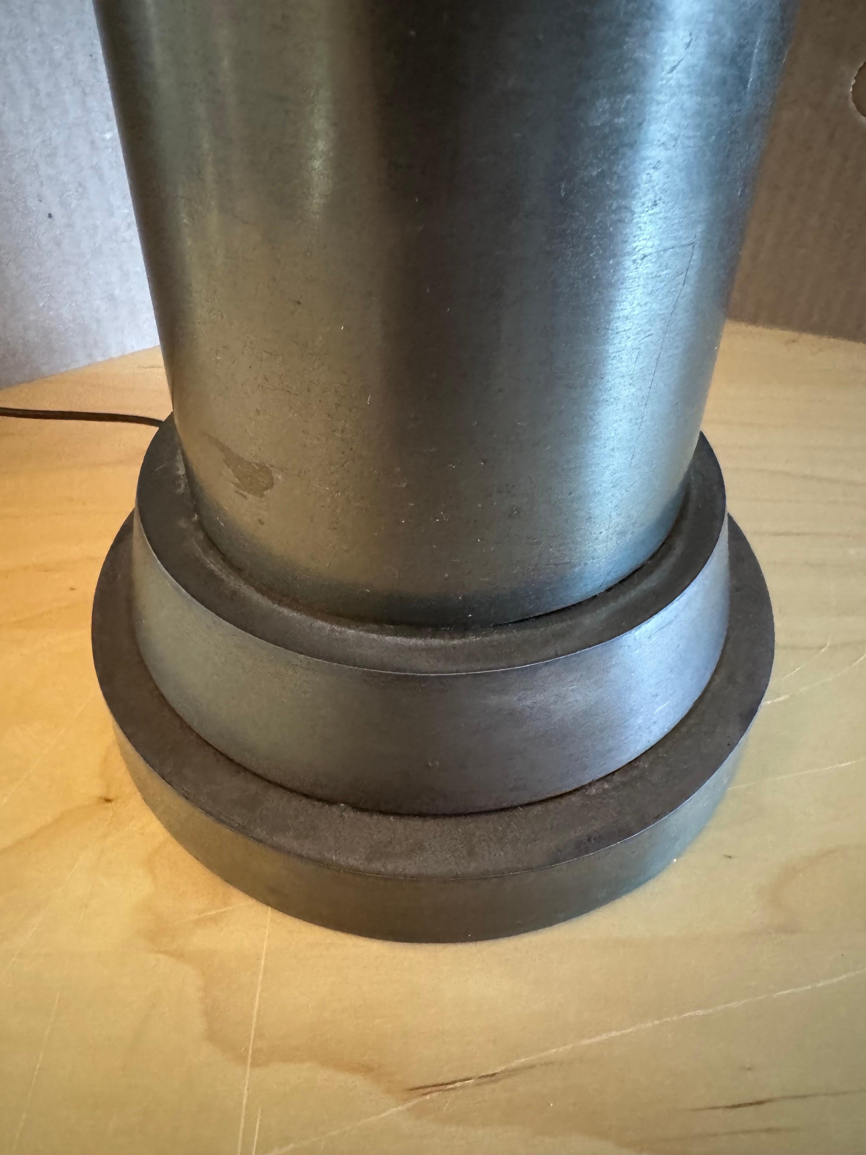 A vendre : Lampe de table en métal unique du milieu du siècle, design vis en spirale

Nous vous proposons une lampe de table moderne du milieu du siècle, unique en son genre, dont le corps en métal présente un remarquable design de vis en spirale.