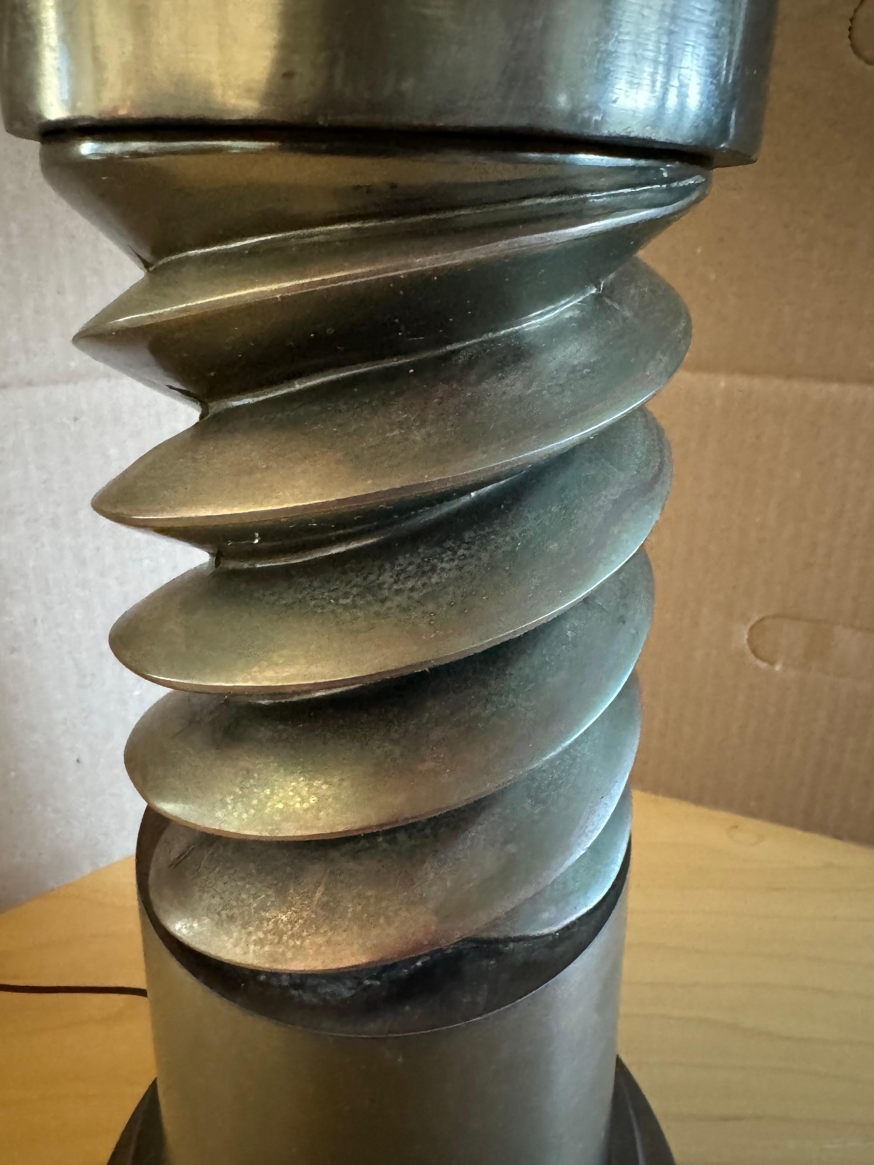 Industriel Lampe de table en métal du milieu du siècle à vis en spirale en vente