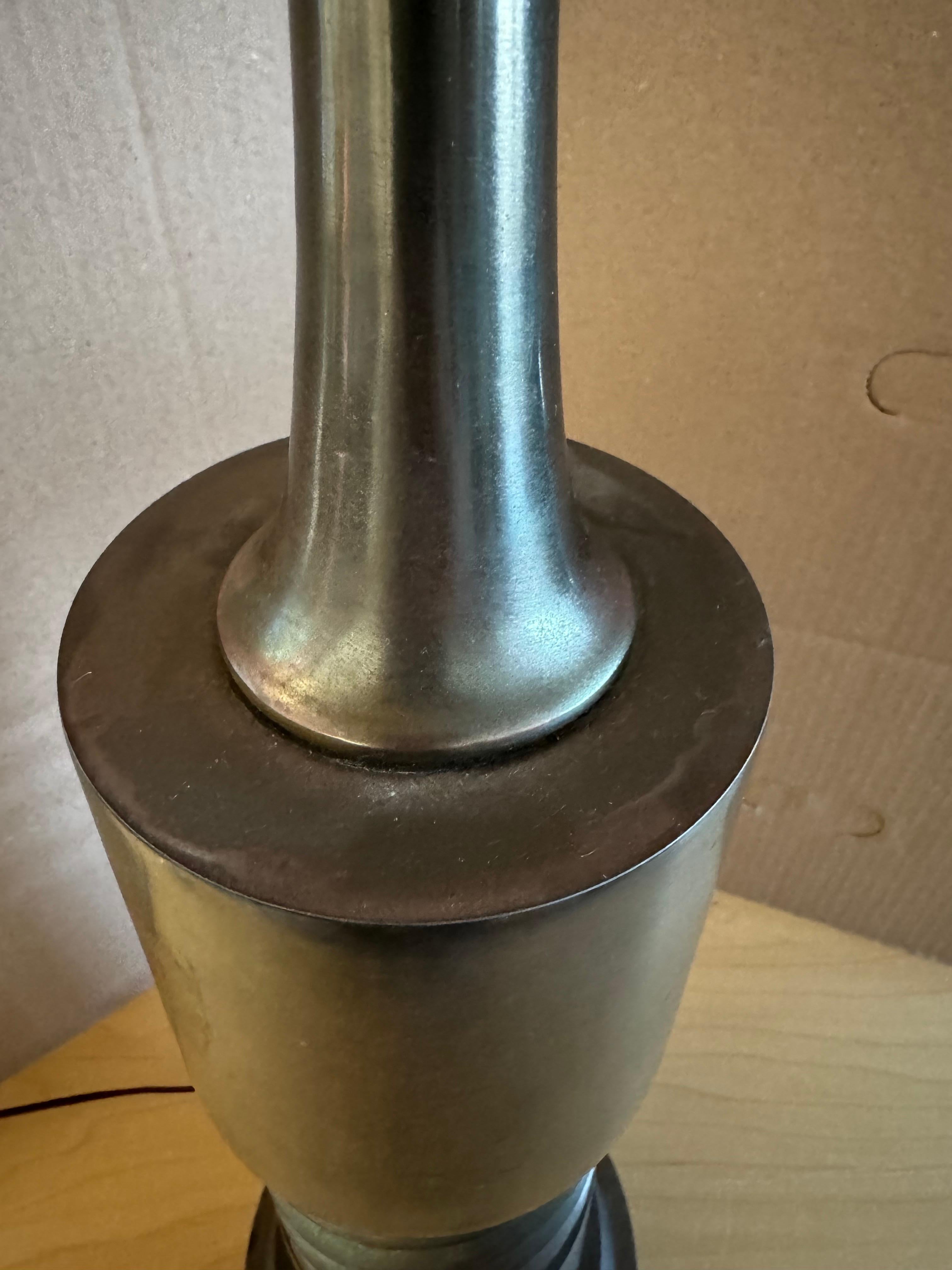 Américain Lampe de table en métal du milieu du siècle à vis en spirale en vente