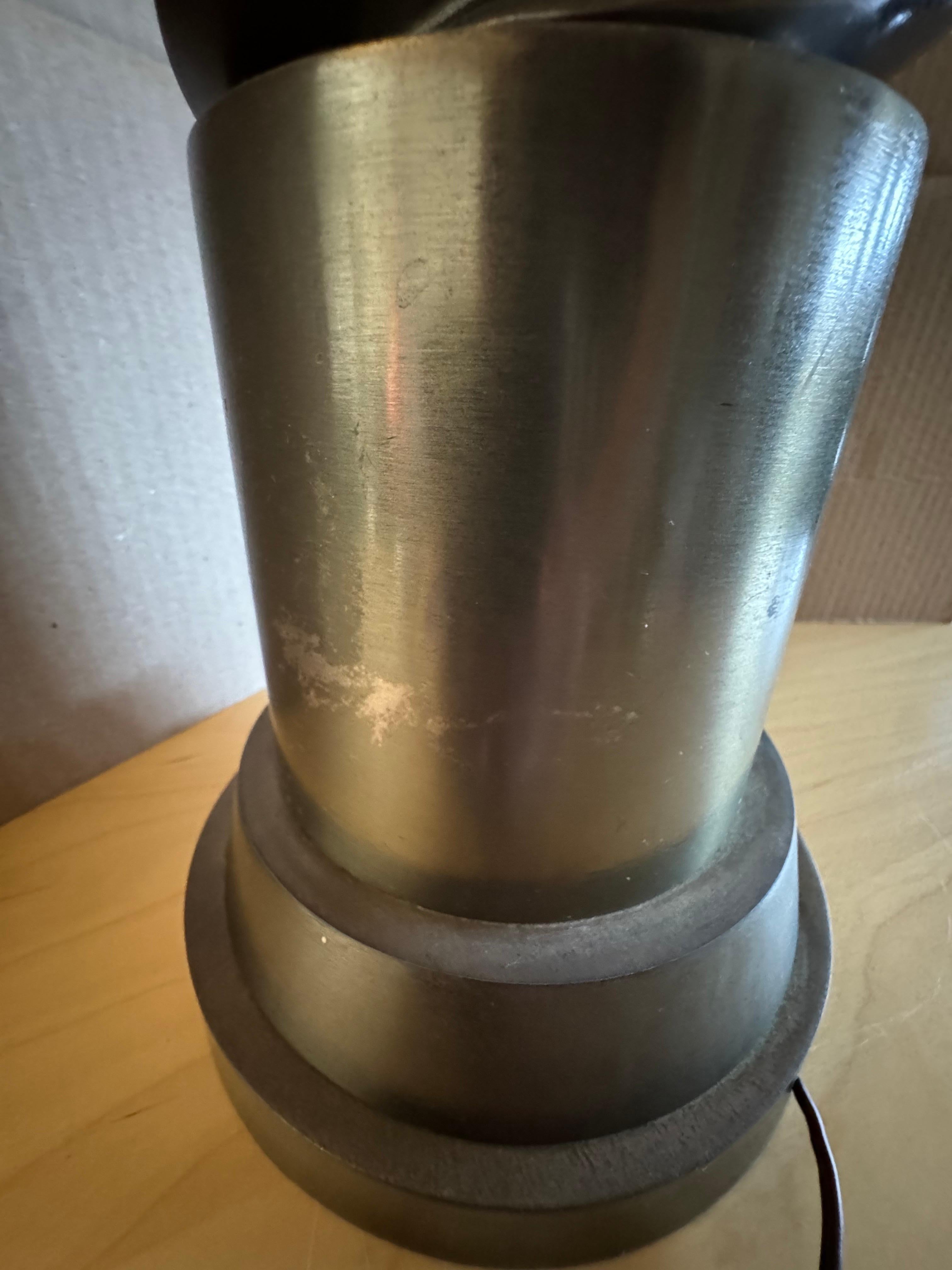 Métal Lampe de table en métal du milieu du siècle à vis en spirale en vente