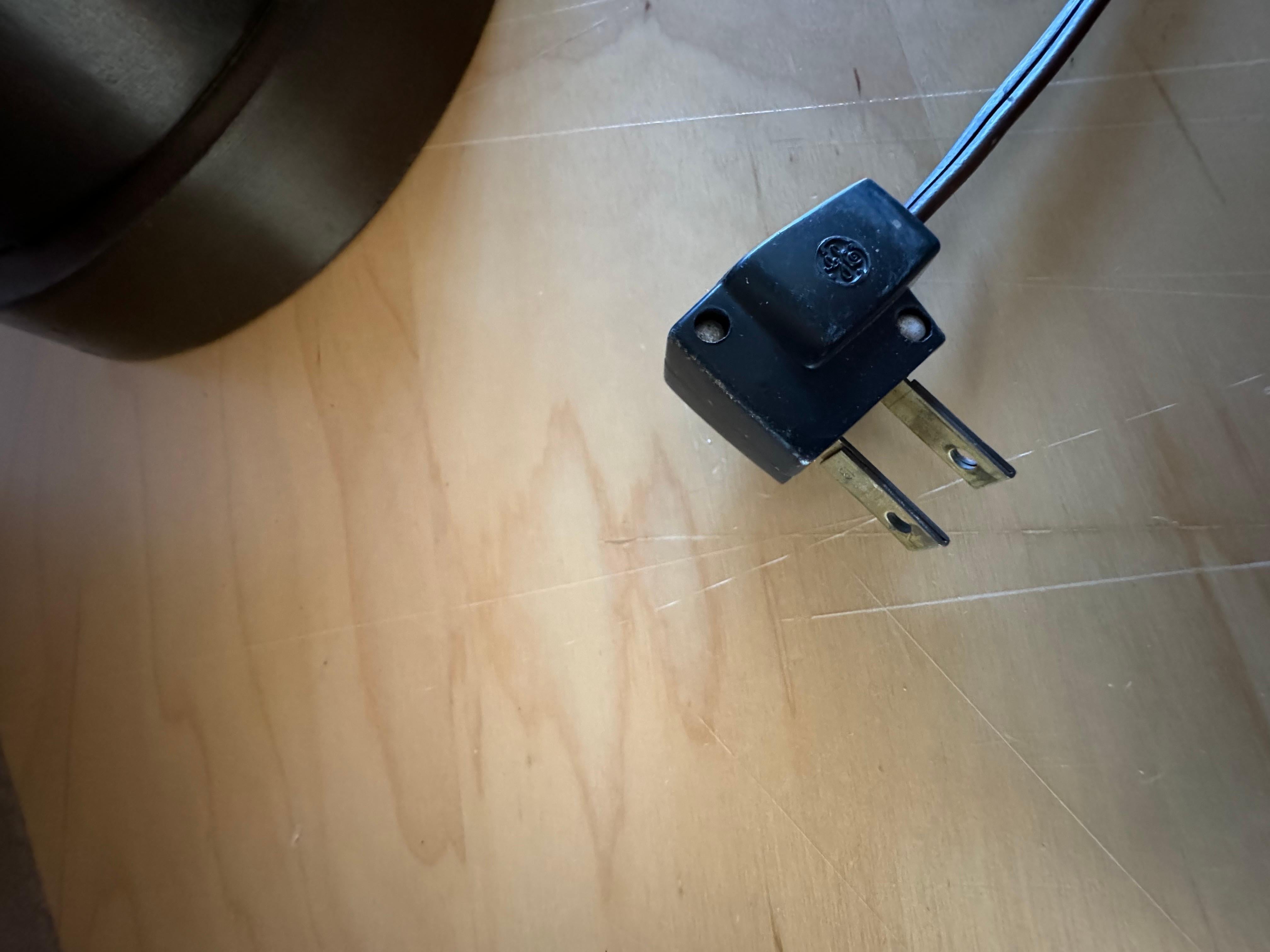 Lampe de table en métal du milieu du siècle à vis en spirale en vente 2