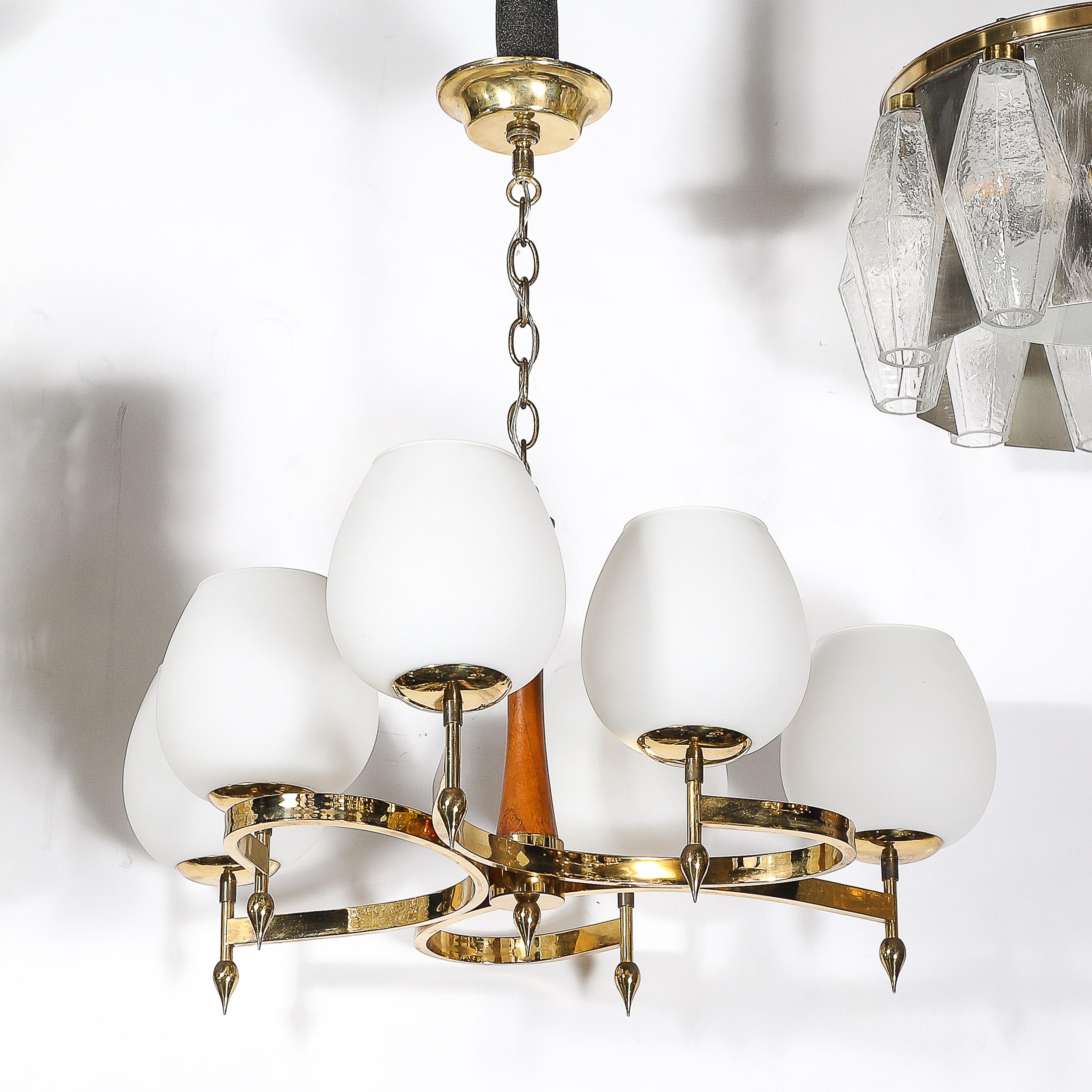 Lampadario a sospensione a spirale a sei bracci di metà secolo in ottone e noce con vetro smerigliato in vendita 3