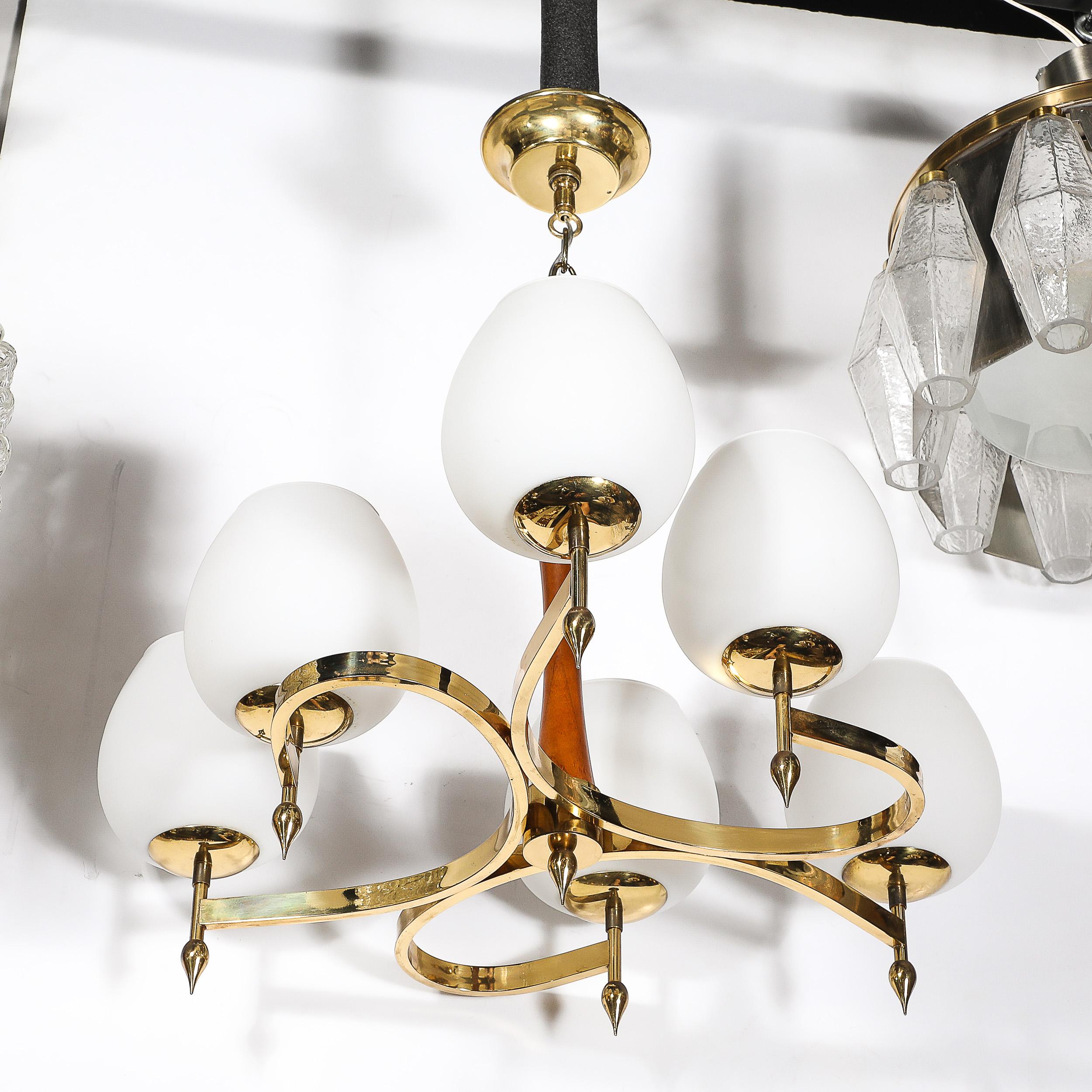 Lampadario a sospensione a spirale a sei bracci di metà secolo in ottone e noce con vetro smerigliato in vendita 4
