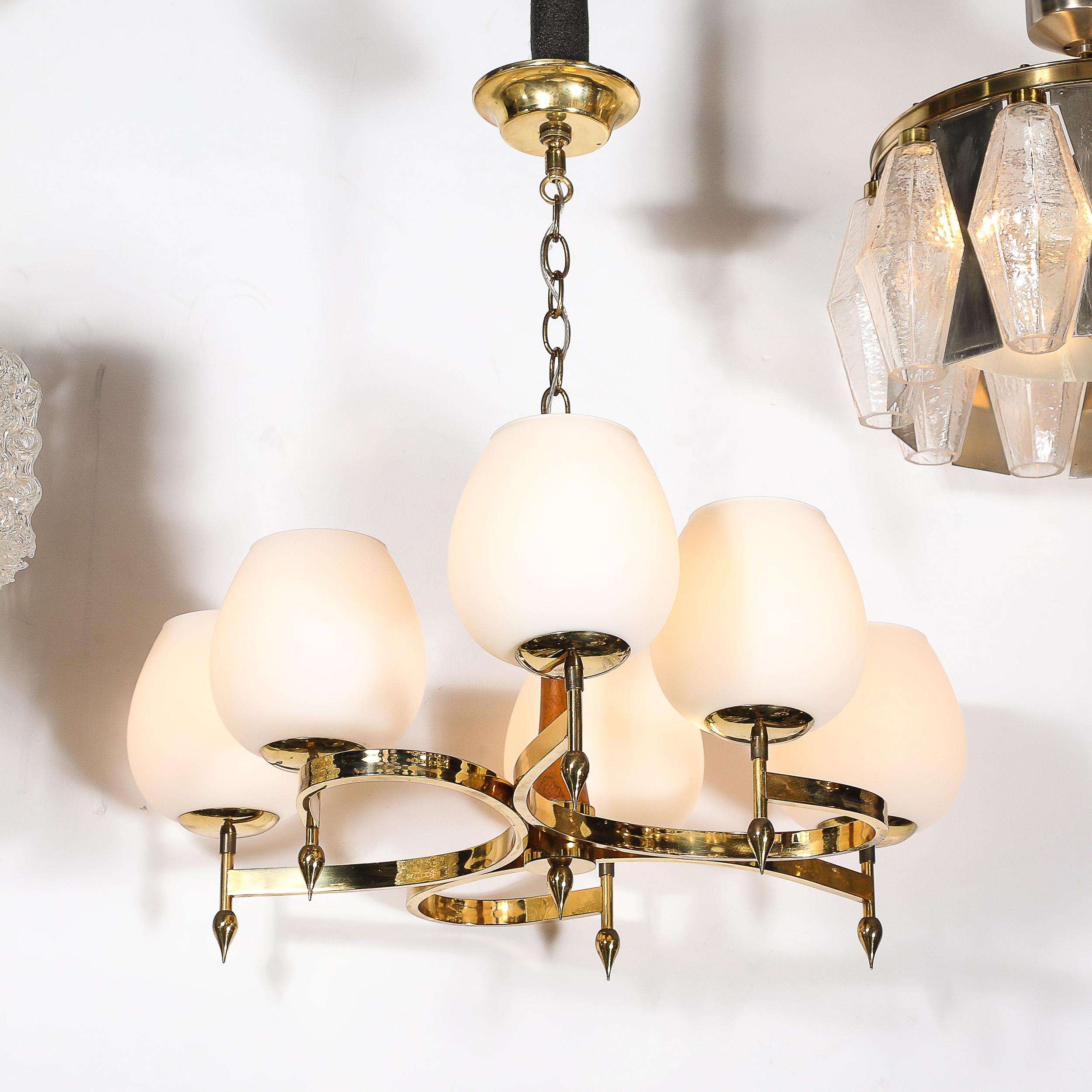 Lampadario a sospensione a spirale a sei bracci di metà secolo in ottone e noce con vetro smerigliato in vendita 6