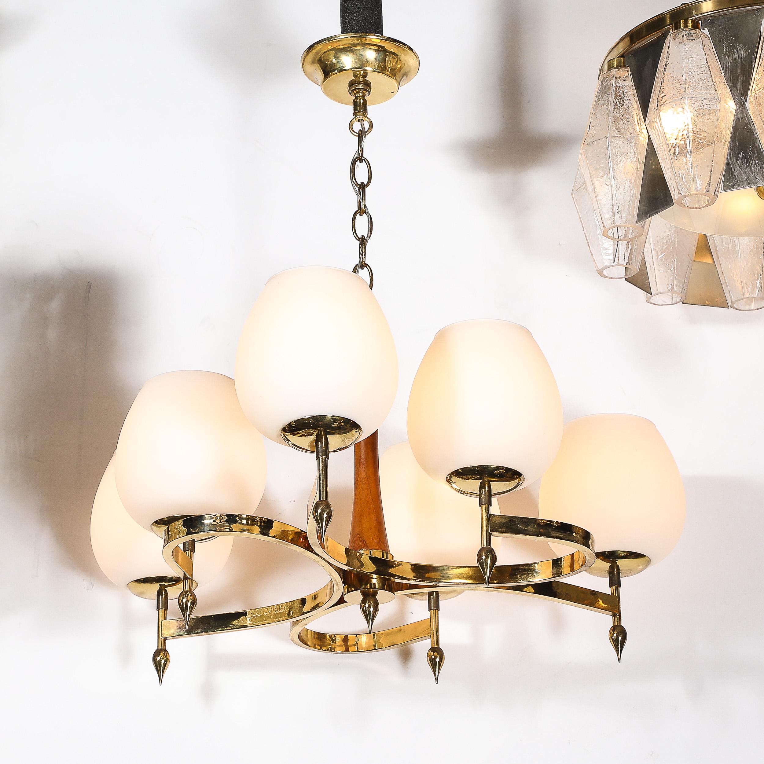 Lampadario a sospensione a spirale a sei bracci di metà secolo in ottone e noce con vetro smerigliato in vendita 7