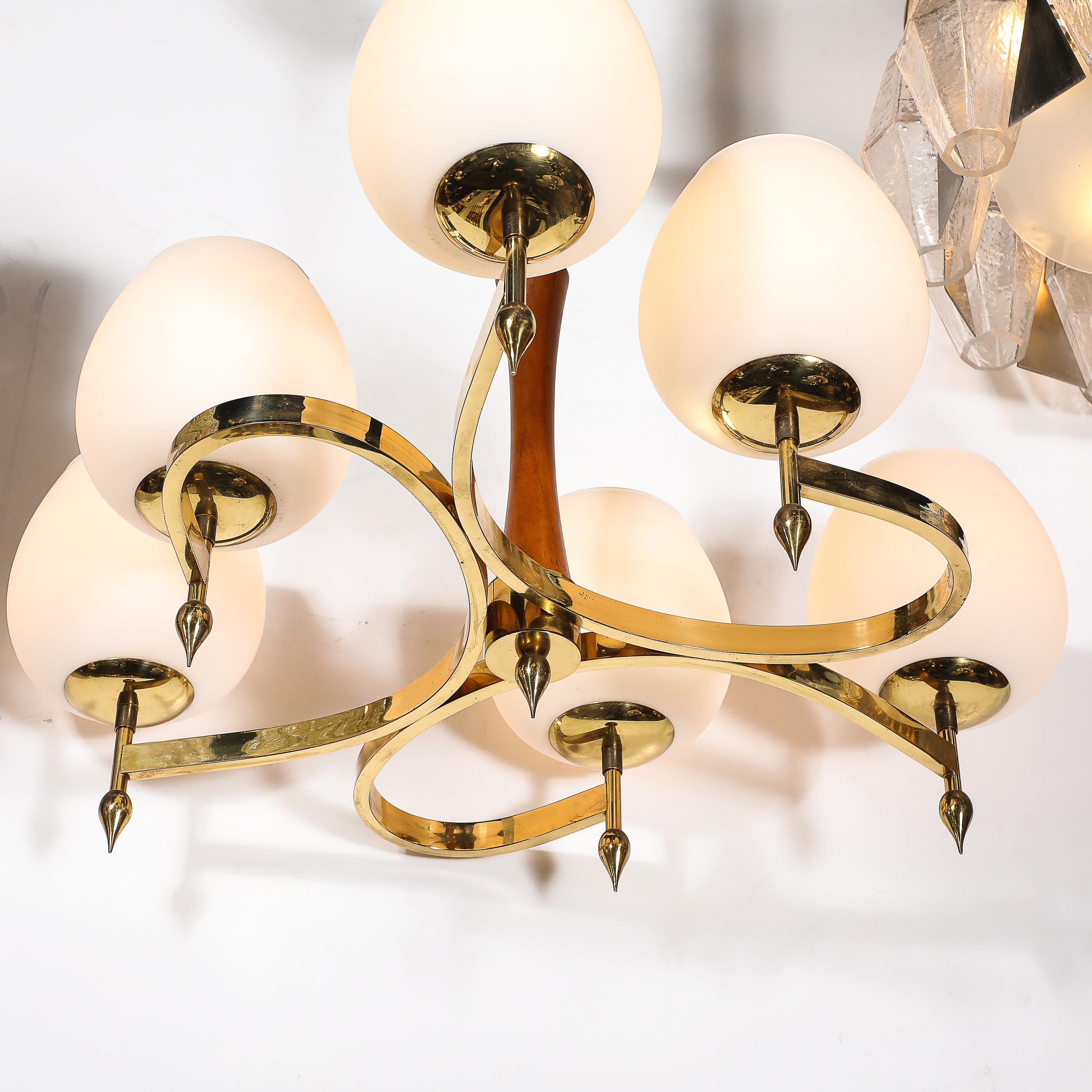 Lampadario a sospensione a spirale a sei bracci di metà secolo in ottone e noce con vetro smerigliato in vendita 8