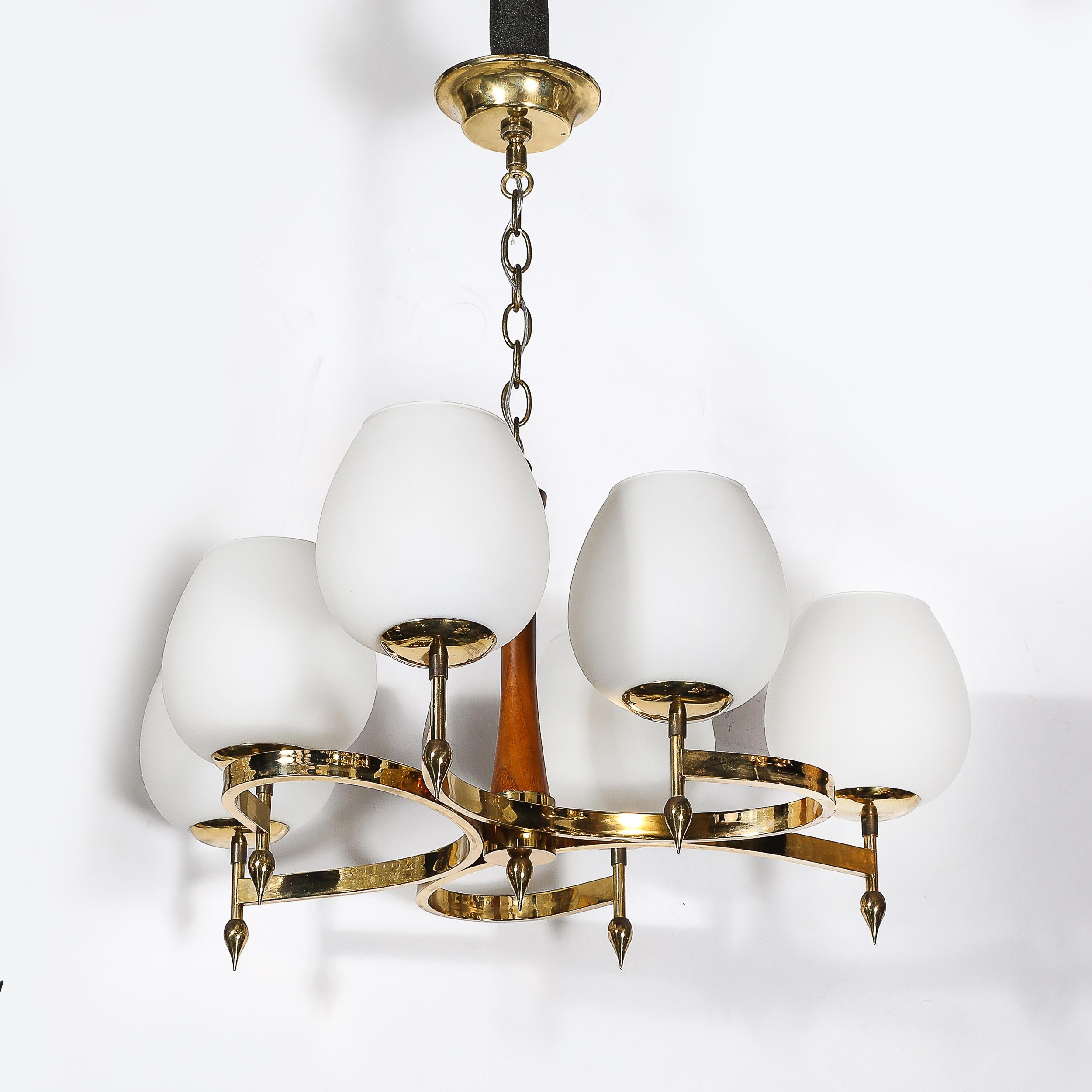 Mid-Century moderno Lampadario a sospensione a spirale a sei bracci di metà secolo in ottone e noce con vetro smerigliato in vendita