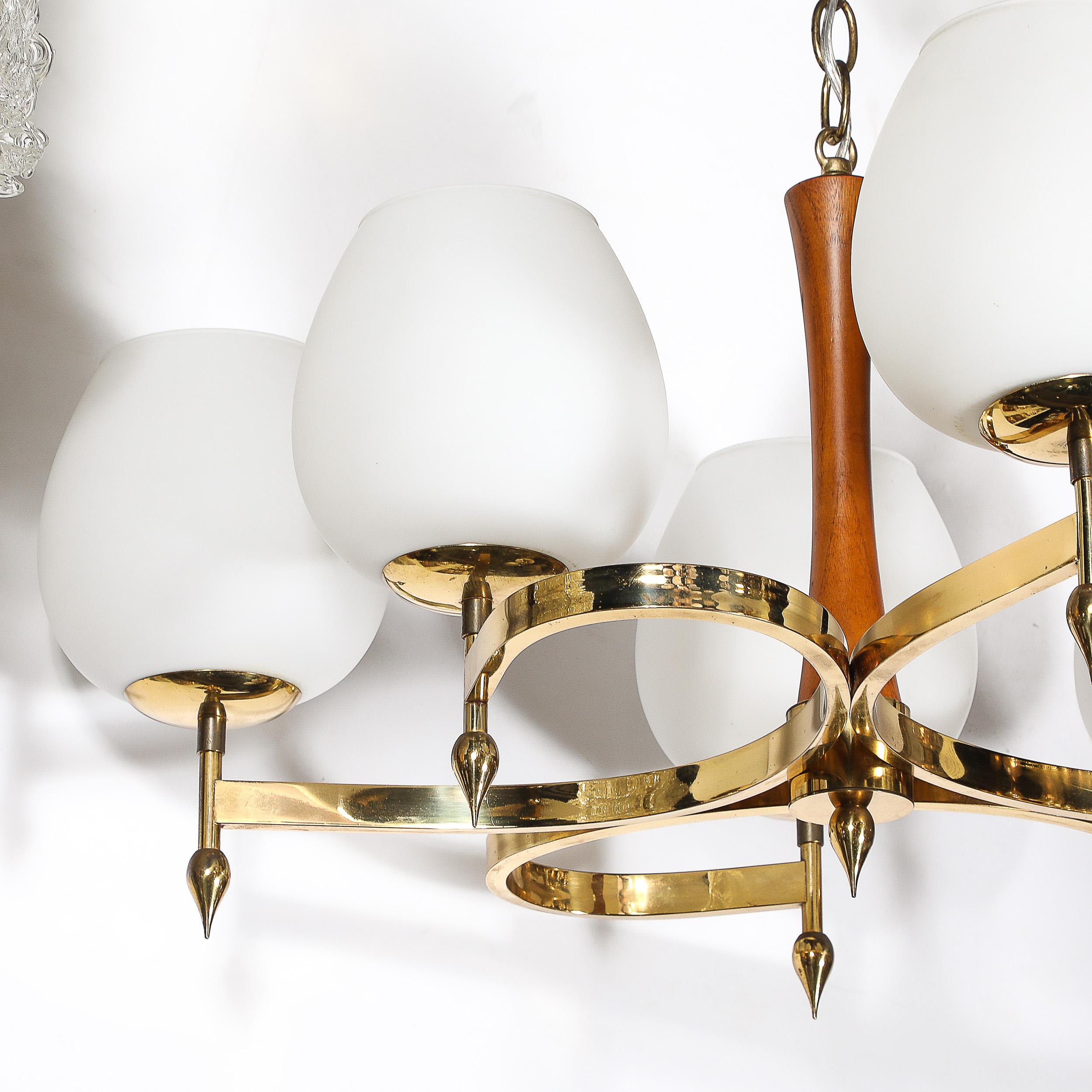 Ottone Lampadario a sospensione a spirale a sei bracci di metà secolo in ottone e noce con vetro smerigliato in vendita