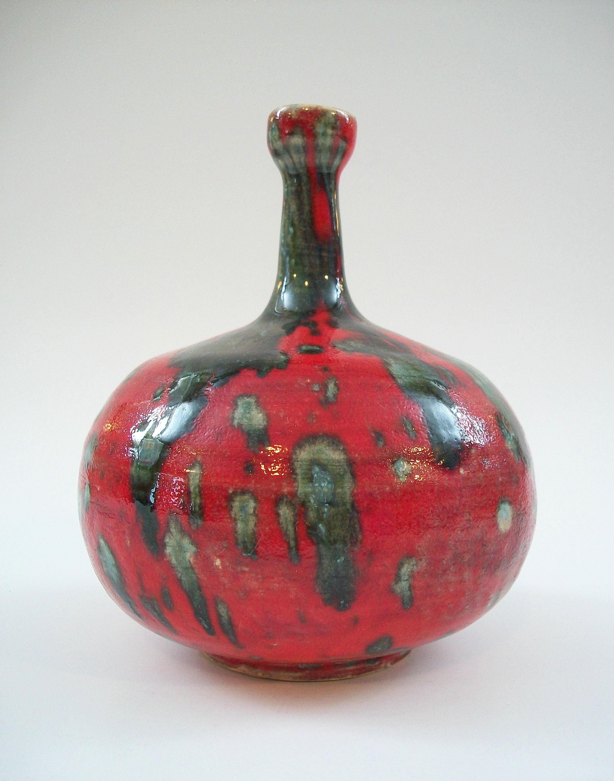 Vernissé Vase du milieu de siècle Splash Glazed Studio Pottery - Signé - Canada - Circa 1960's en vente
