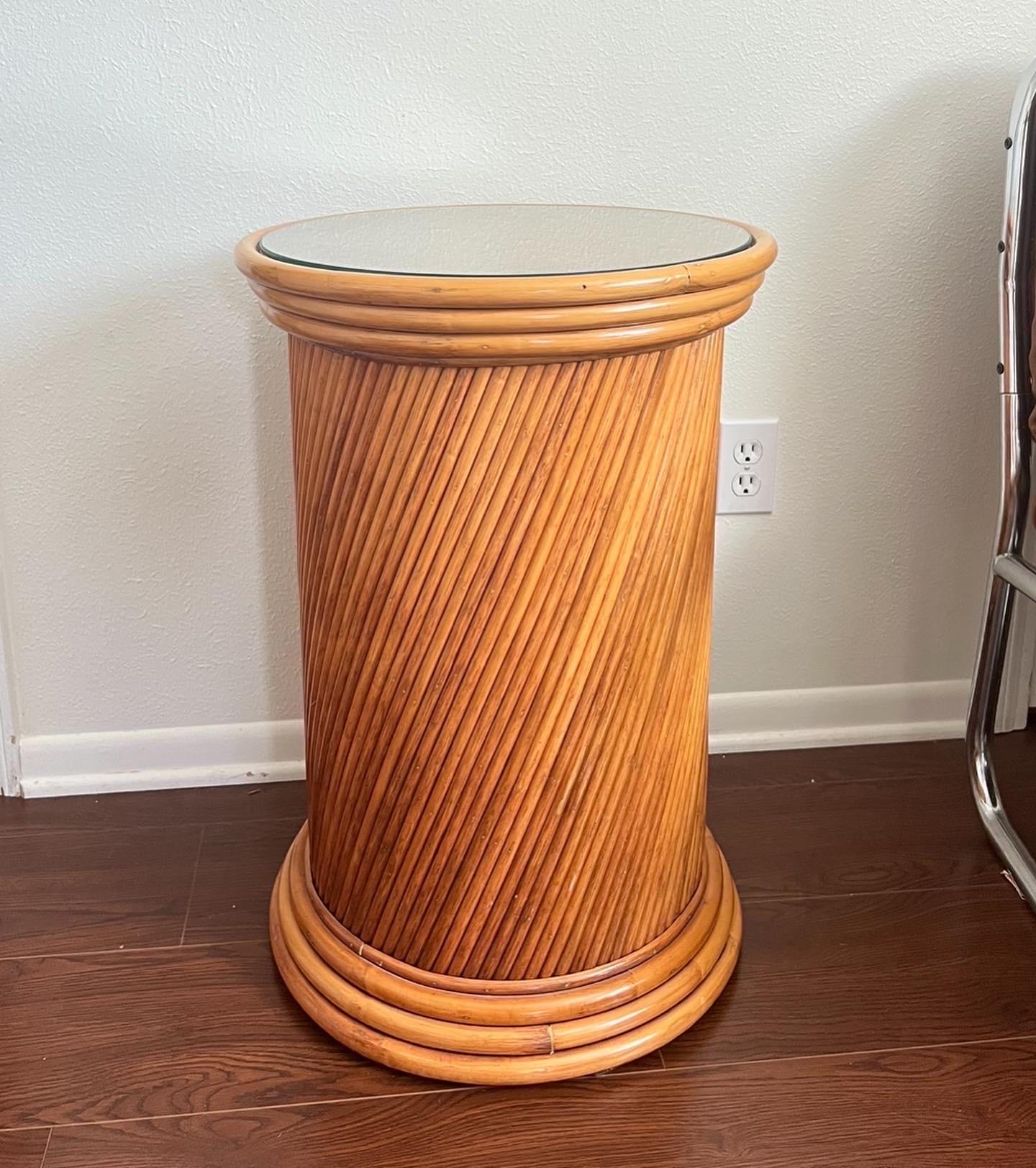 Split reed bamboo pedestal table in the manner of Gabriella Crespi. Overall, excellent vintage condition.

Dimensions:
17.5