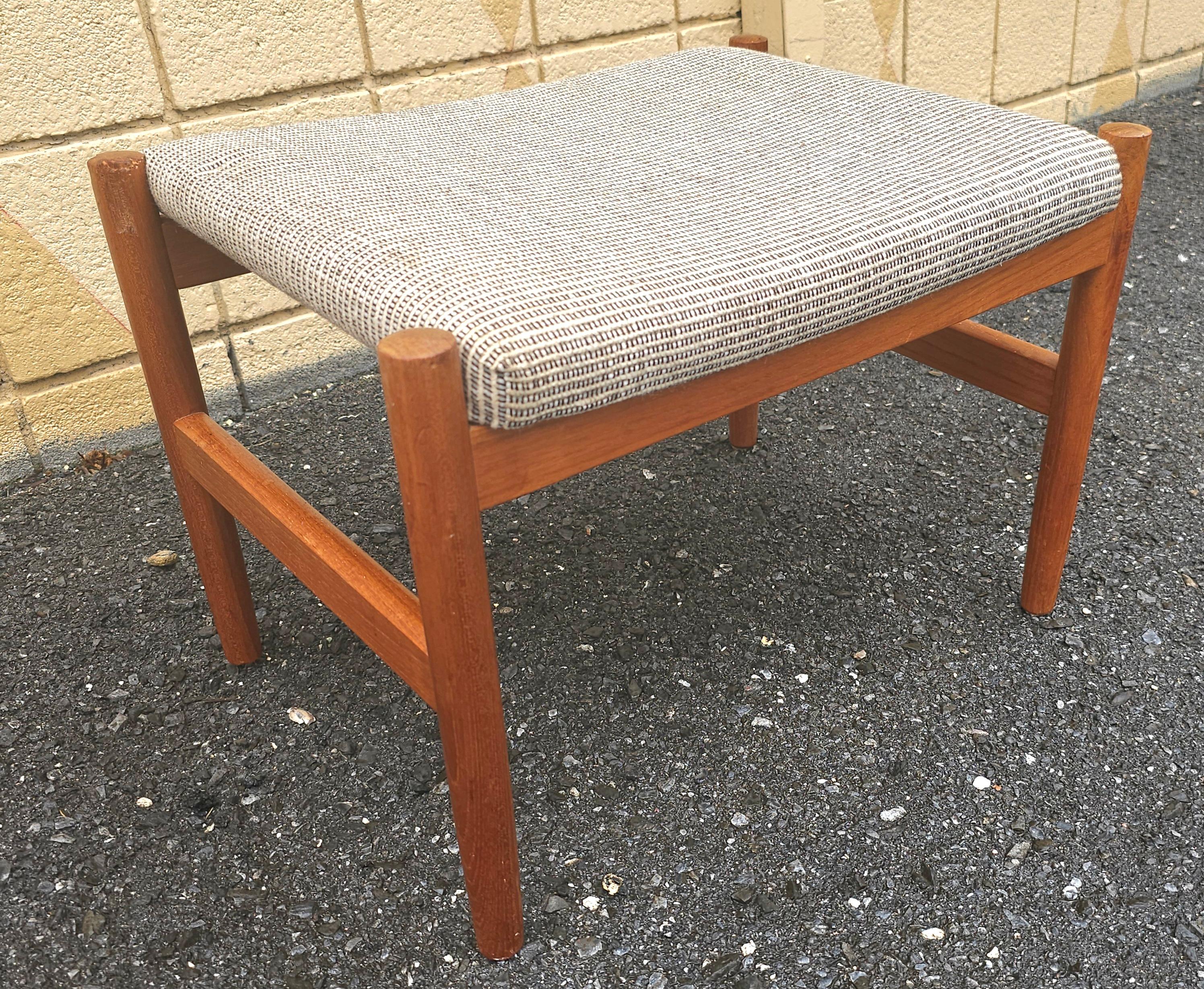 Danese Sgabello danese moderno di metà secolo Spottrup in teak e imbottito in vendita