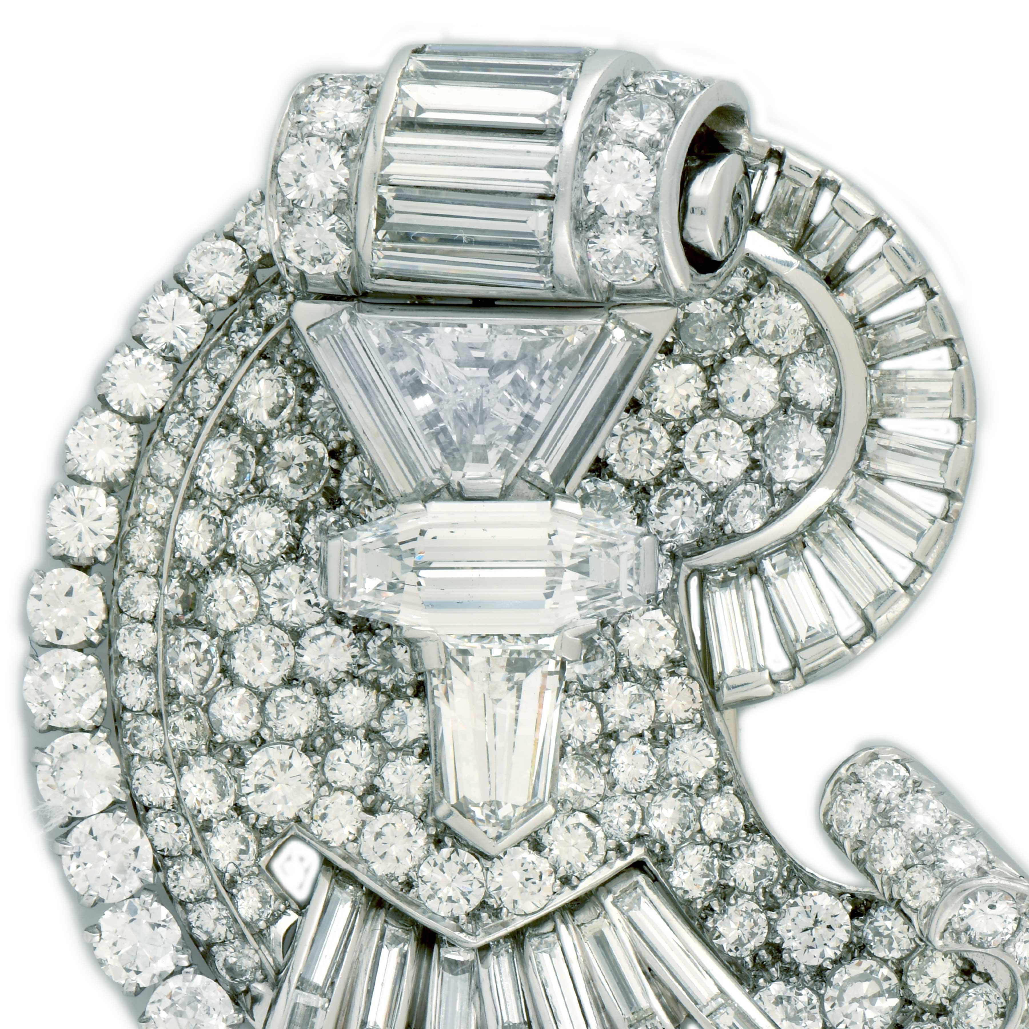 Ce magnifique pendentif broche est une pièce d'orfèvrerie époustouflante, présentant 29 carats de diamants de taille mixte sertis dans du platine. 

Le design est élégant et dynamique, avec une forme tourbillonnante et asymétrique qui lui donne une